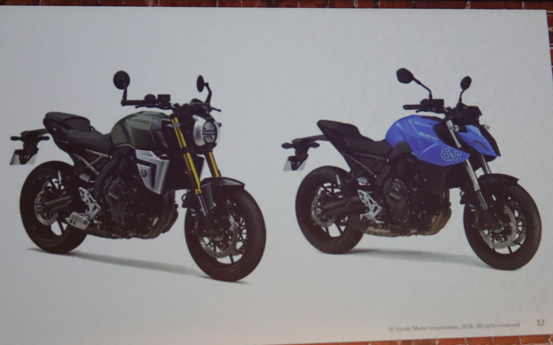 「GSX-8T」「GSX-8TT」のベースになった「GSX-8S」（写真右）