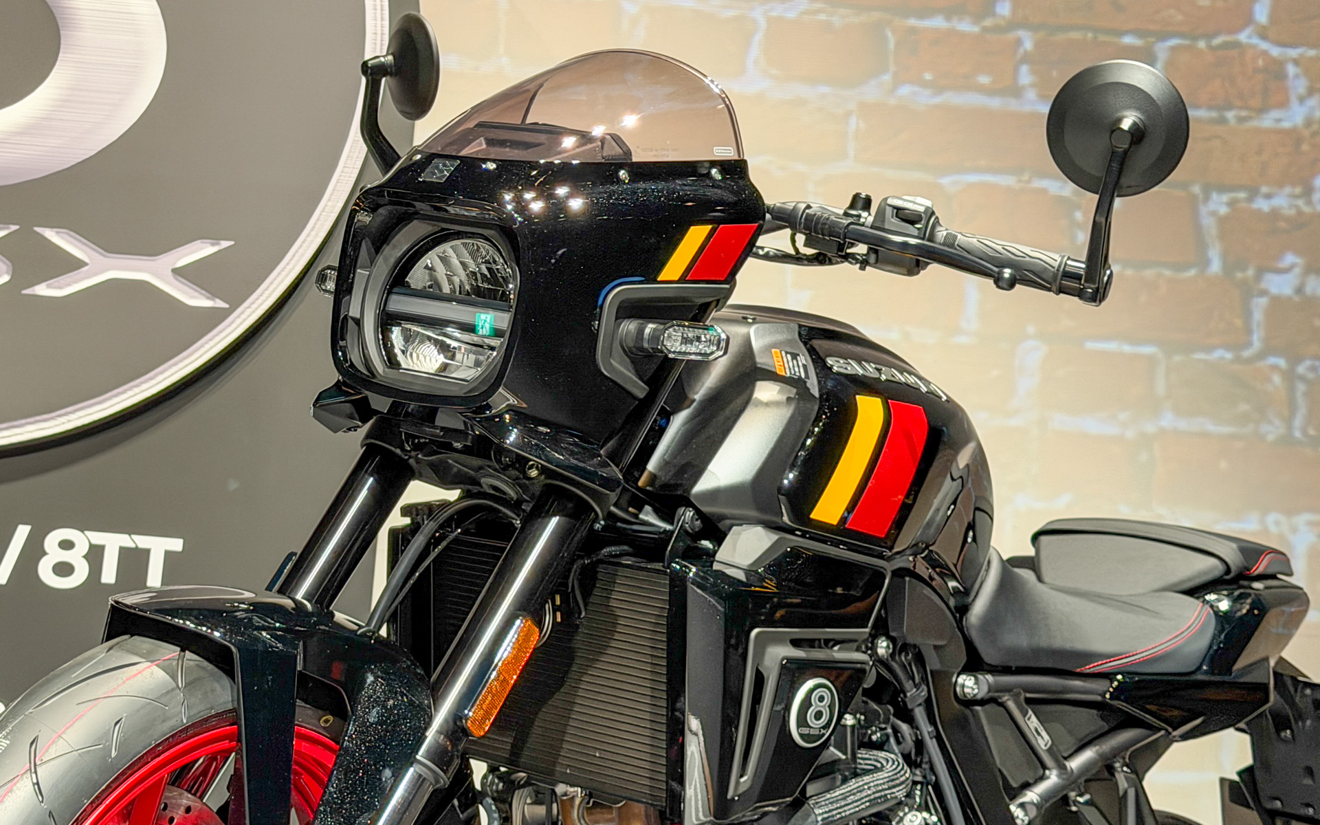 バーエンドミラーやヘッドライトカウルの開発について、その舞台裏が語られた