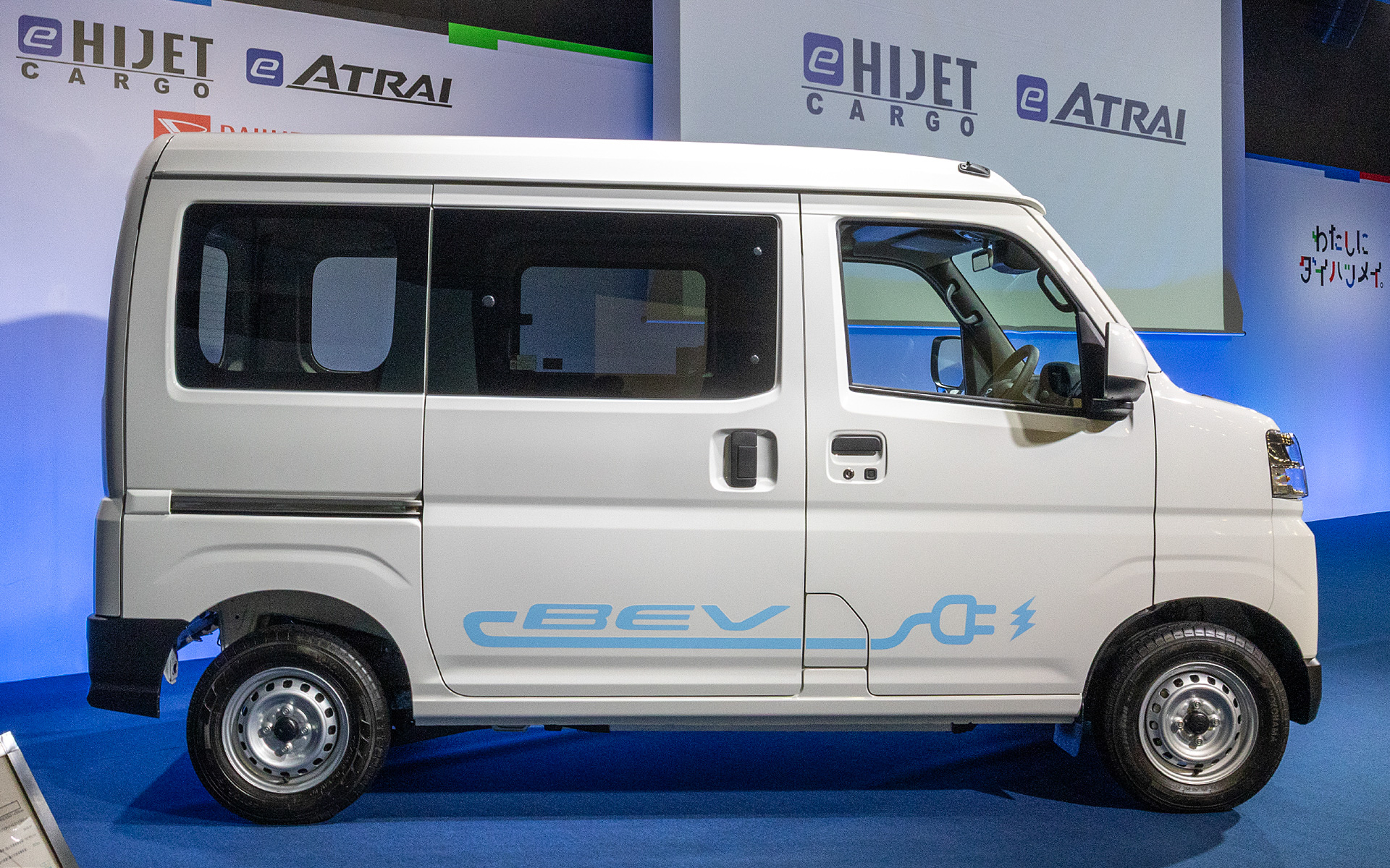 e-ハイゼット カーゴのサイドビュー。サイドデカールはオプション