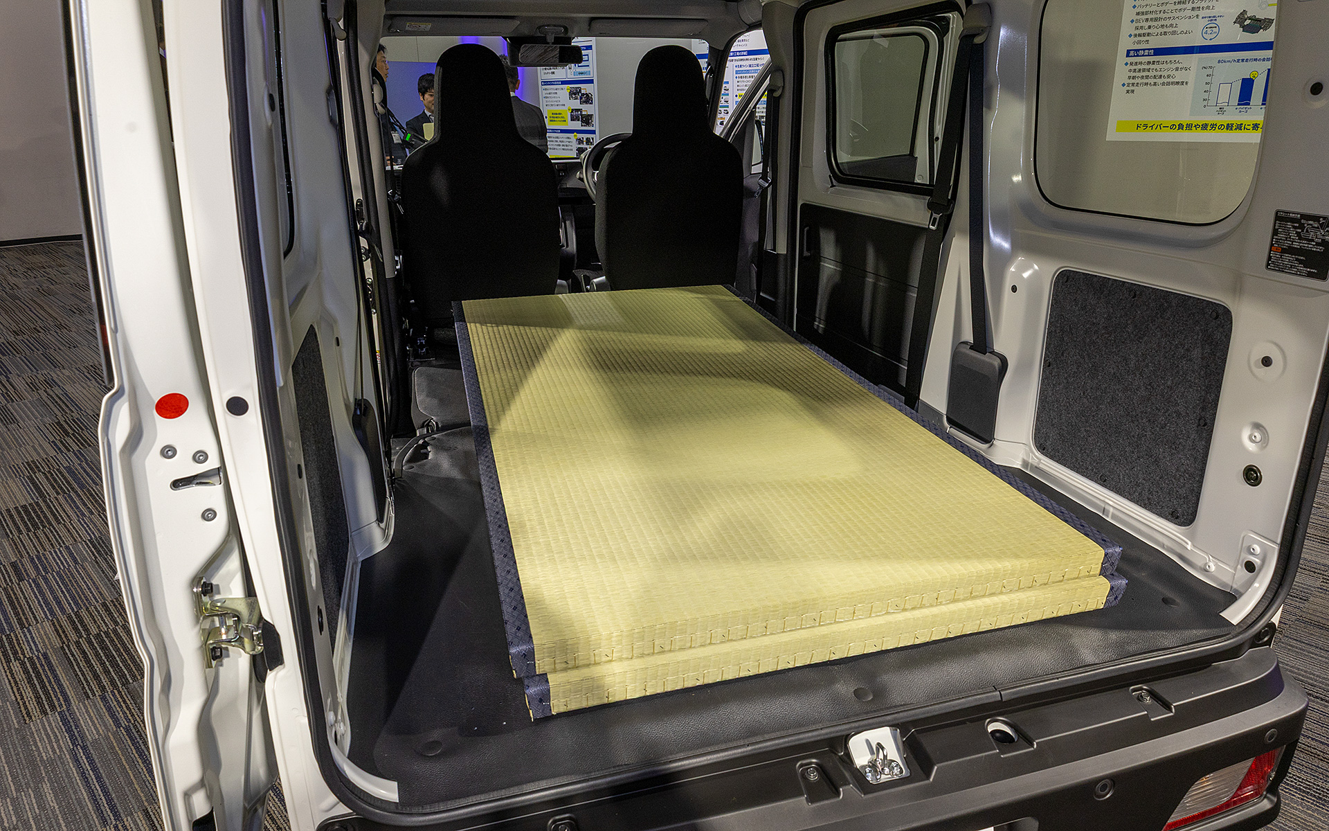 会場では、中京間の畳がすっぽり入ることを表す展示がされていた。中京間の畳は長い辺が1820mmで短い辺が910mm