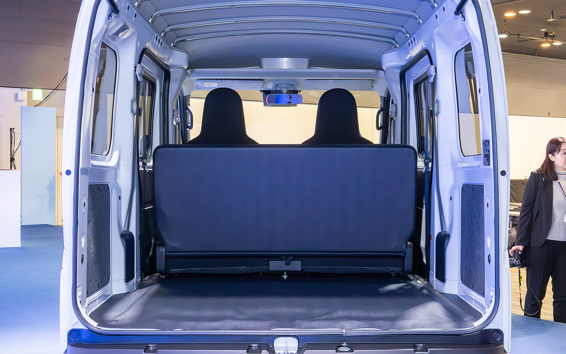 2列目シートを出しておくと4名乗車ができる。2列目シートは上着、カバンなどの置き場所として便利なところ