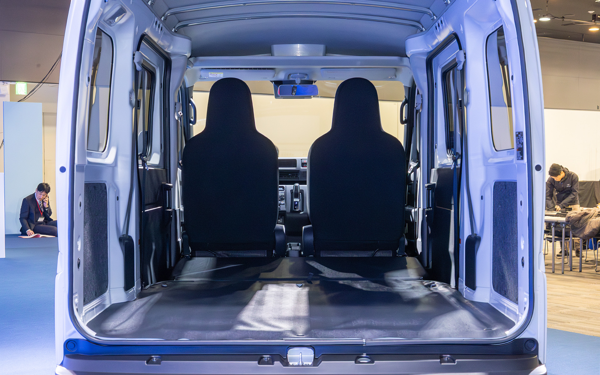 2列目シートはたたむとフロアと同じ高さになり、フラットに使える広い荷室になる。ガソリンエンジンのハイゼットと寸法は同じなので「同じ積み方ができる」もの