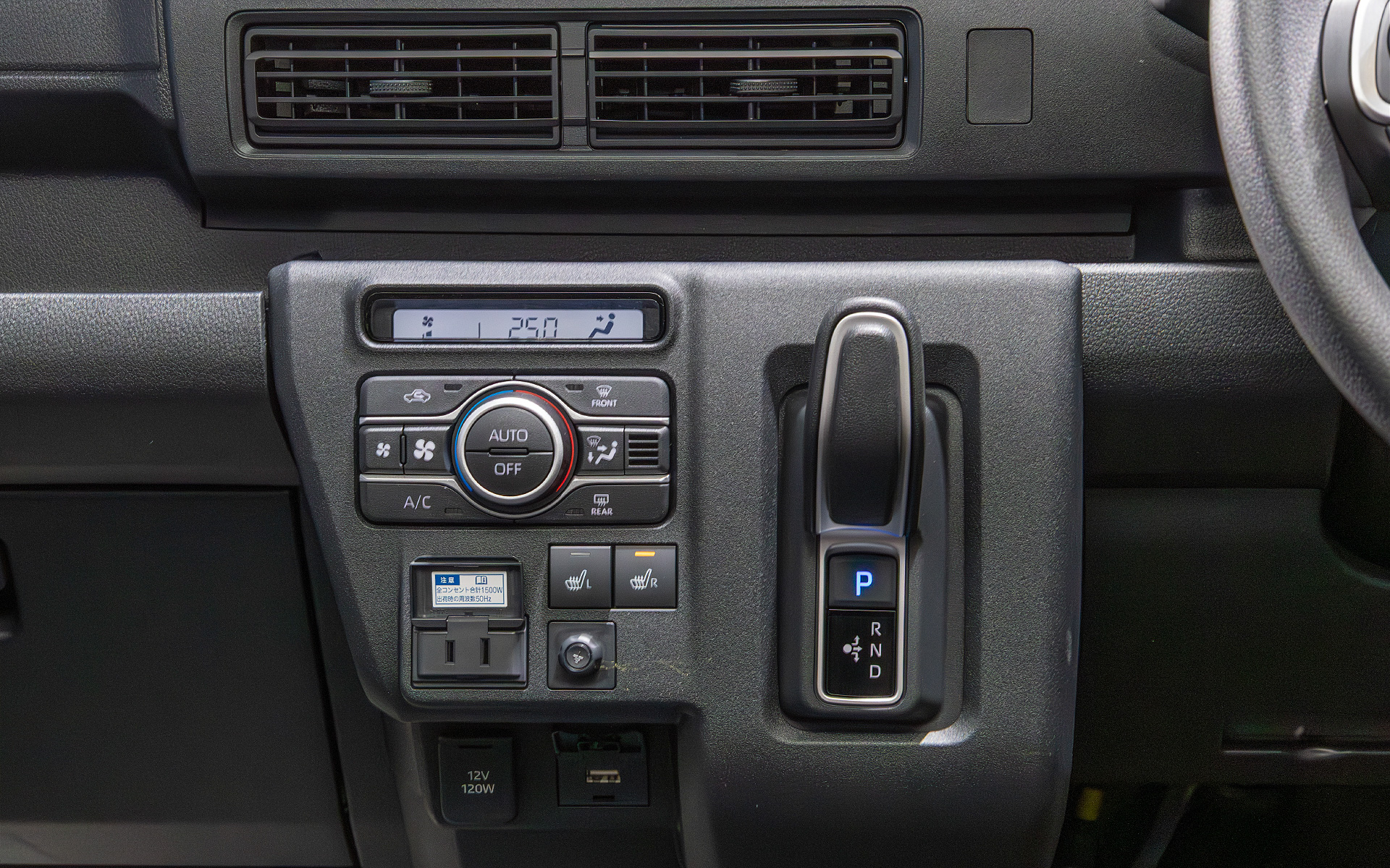 夏場の冷房も強く設定すると電費に影響があるし、そもそも乗り降りの回数が多ければ、せっかく冷やした空気を外に出してしまうことになる。そういう事からBEVに限らず、配送車であれば運転席と荷室を分けるビニール製のエアセパレーターを併用するのが得策だ