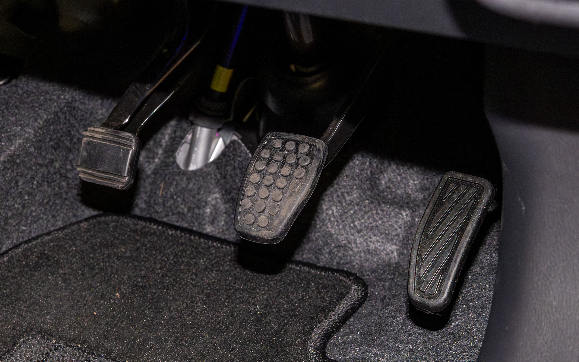 前の解説ボードに「レスポンスの良い加速性能」とあったけど、これは直訳的な鋭さではなくて、人間の感覚に沿うようなスムーズなレスポンスという意味だ。出力の要求を行なうアクセルの制御は、そうした部分を重視して作られているそうだ