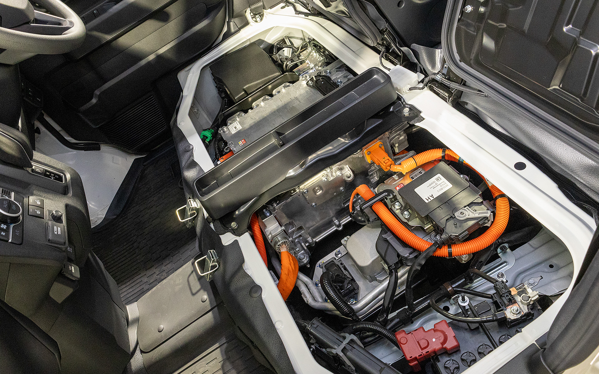 前席のシート下には充電系の機器が収められている。e-ハイゼット カーゴの回生ブレーキは回生をしつつもドライバーが慣れ親しんだ「減速の感じ方」から離れないように設定。つまりガソリン車からBEVに乗り換えても違和感を感じにくいそうだ