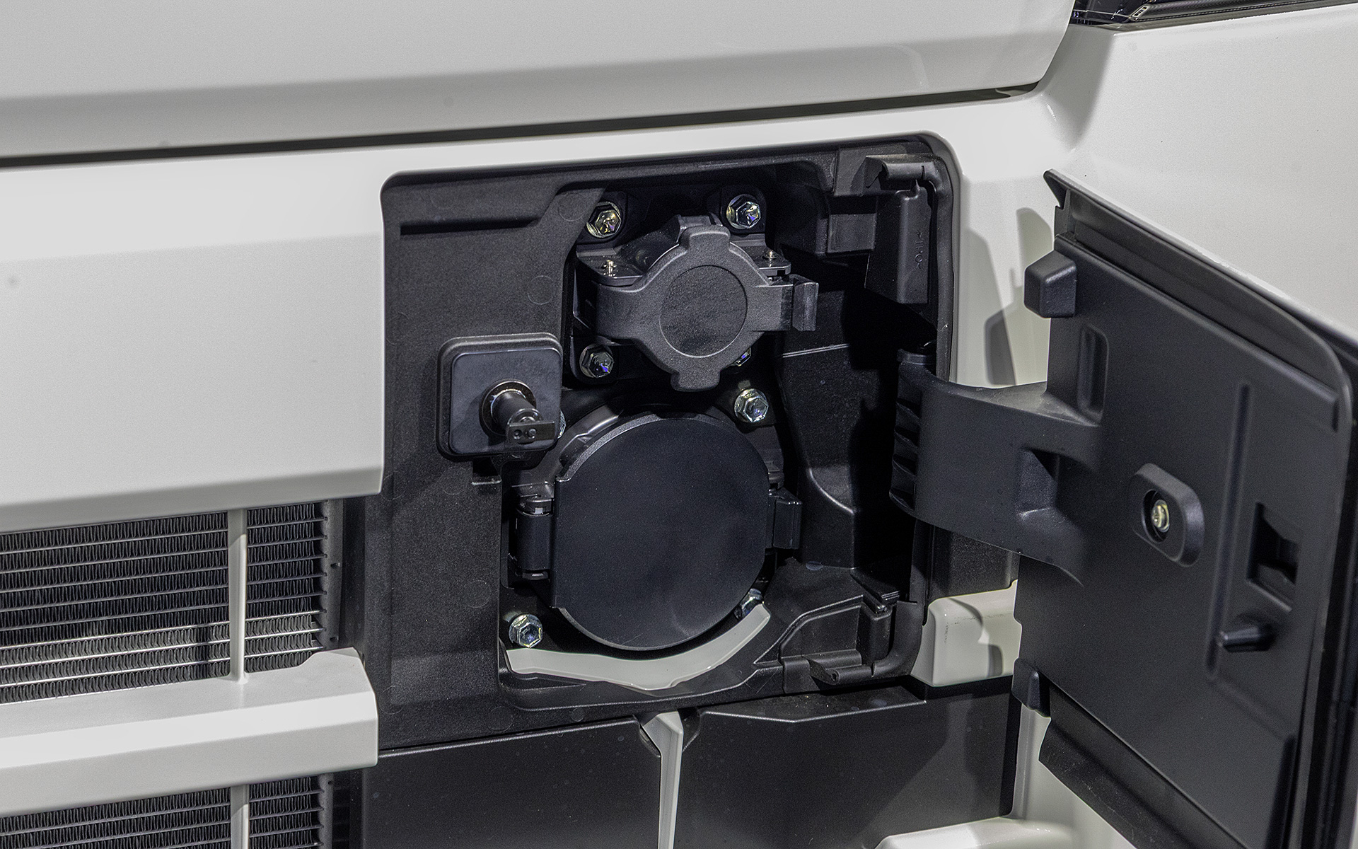 リッドは外部からプッシュ操作で開く。上段が普通充電で下段が急速充電