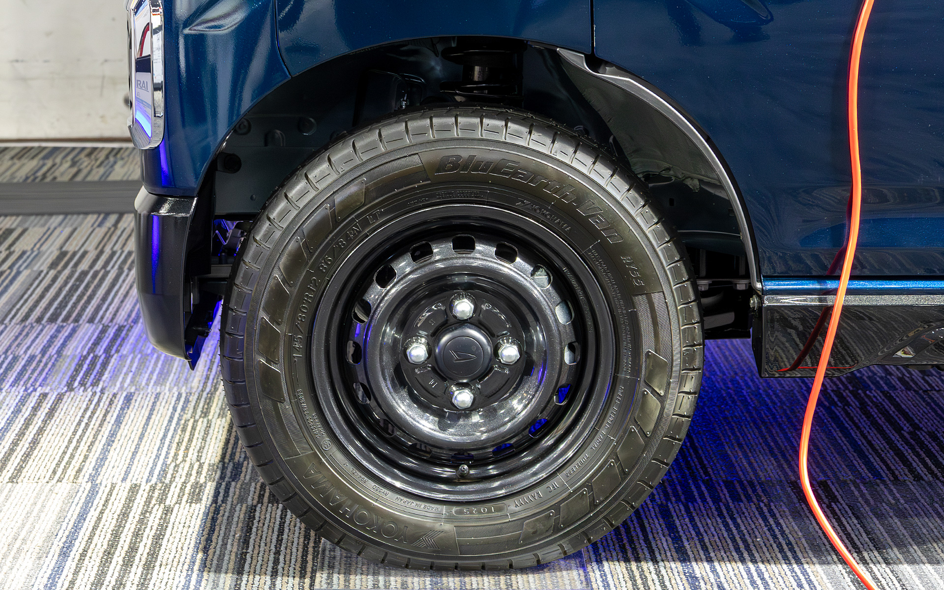 e-アトレーはスチールホイールが光沢のあるブラックで塗装されている。ホイールナットも袋ナットを使っているので、ホイールキャップなしでも足もとのイメージが成立する作りになっている。e-アトレーは趣味にも使えるクルマなのでこれは素敵な配慮