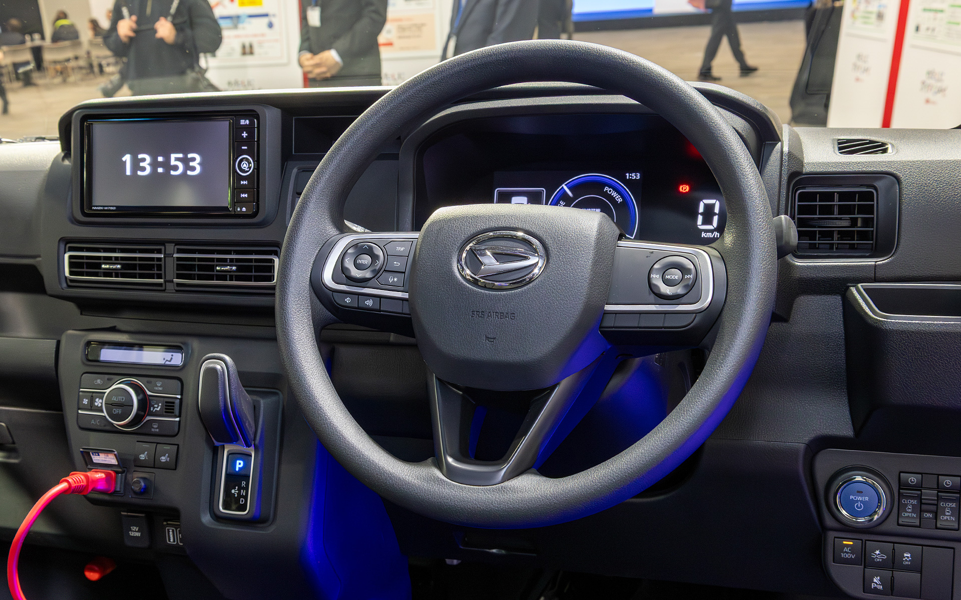 e-アトレーのメーターまわり。基本的なデザインはe-ハイゼット カーゴと同じだけど、オーディオのコントロール用としてステアリングスポークの右側にスイッチがつく