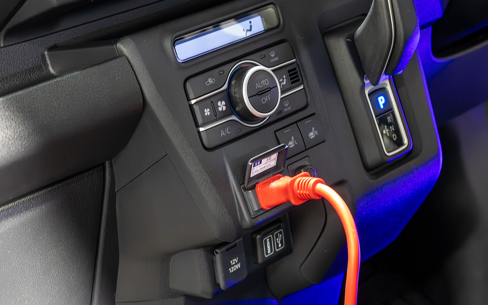 運転席や助手席でノートパソコンやタブレットを使用することも多いのでインパネに100Vコンセントがあるのは便利