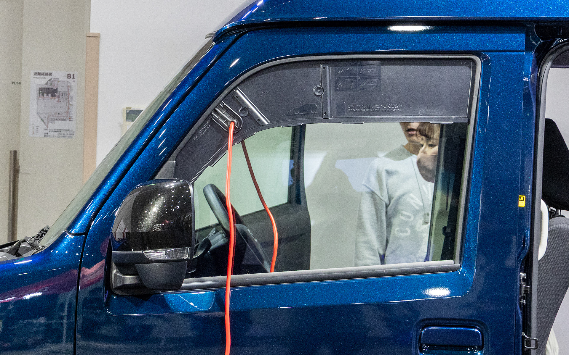 電源コードを外部に引き出すための純正アクセサリーも用意されている