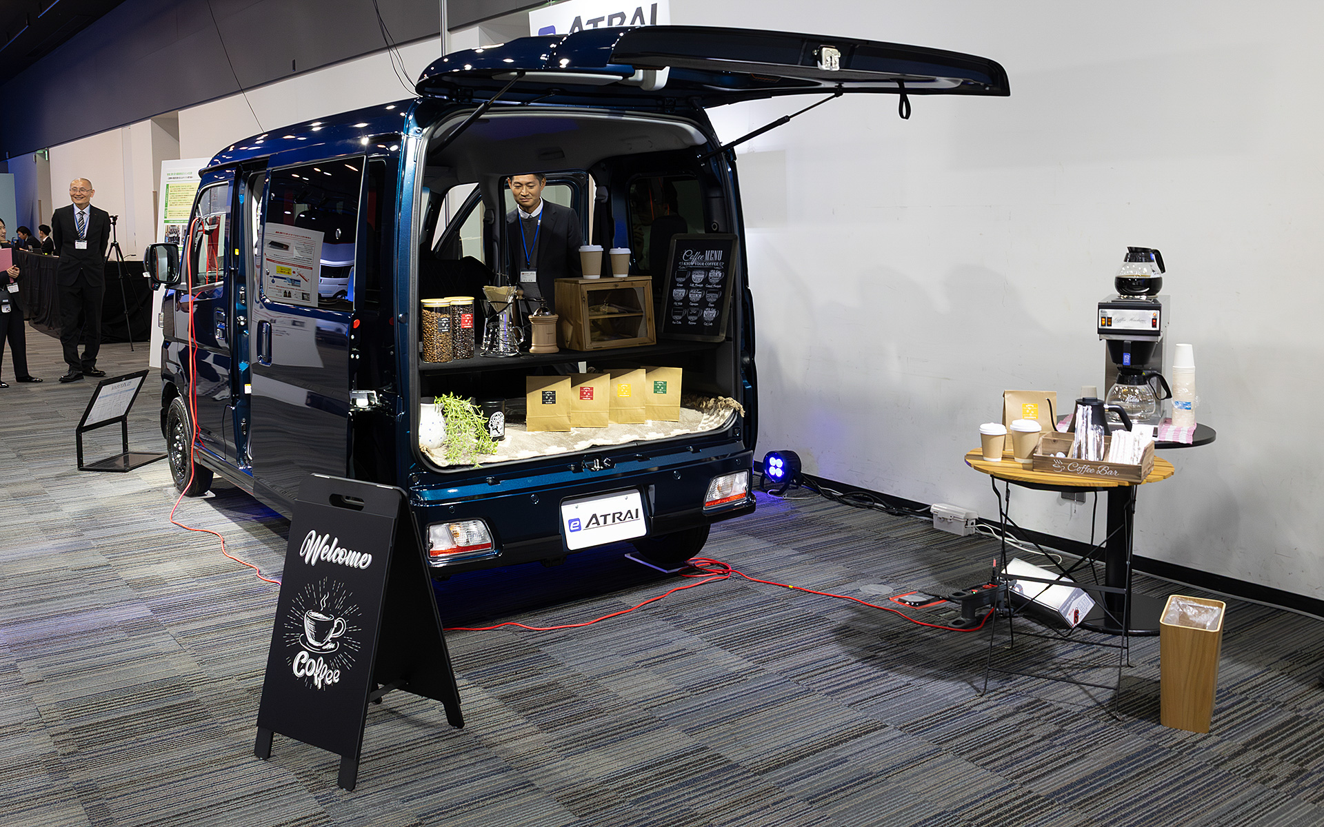 アウトドアレジャーでは家電製品を使うための蓄電池として使えるし、災害時の電気供給源にもなれる。多くの台数を保有する企業などは災害時に電力ステーションとして機能できるだろう