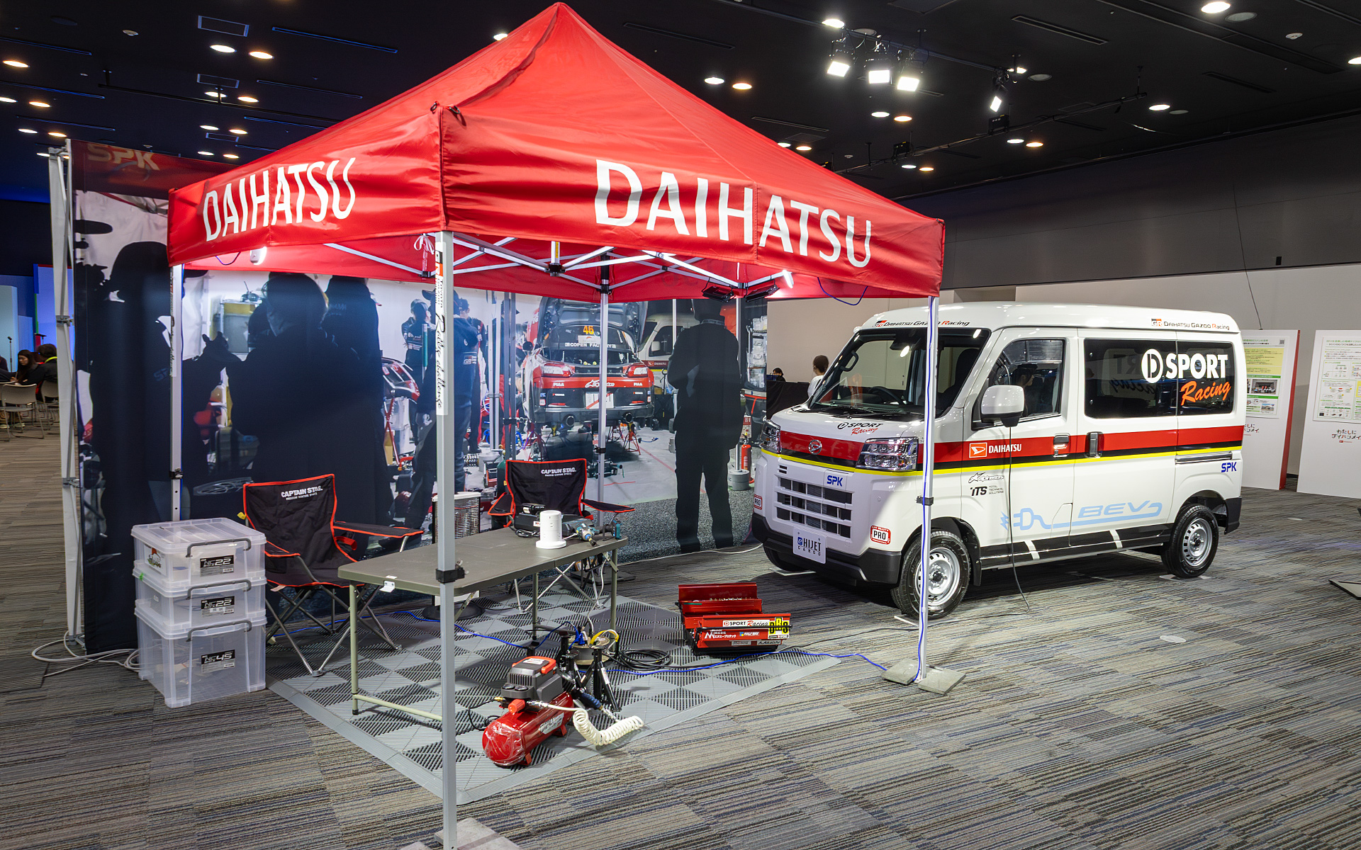 D-SPORTレーシングでは試験的にラリーのサービスカーとして使用していたとのこと。電動工具の電源、充電などで使っていたそうだ