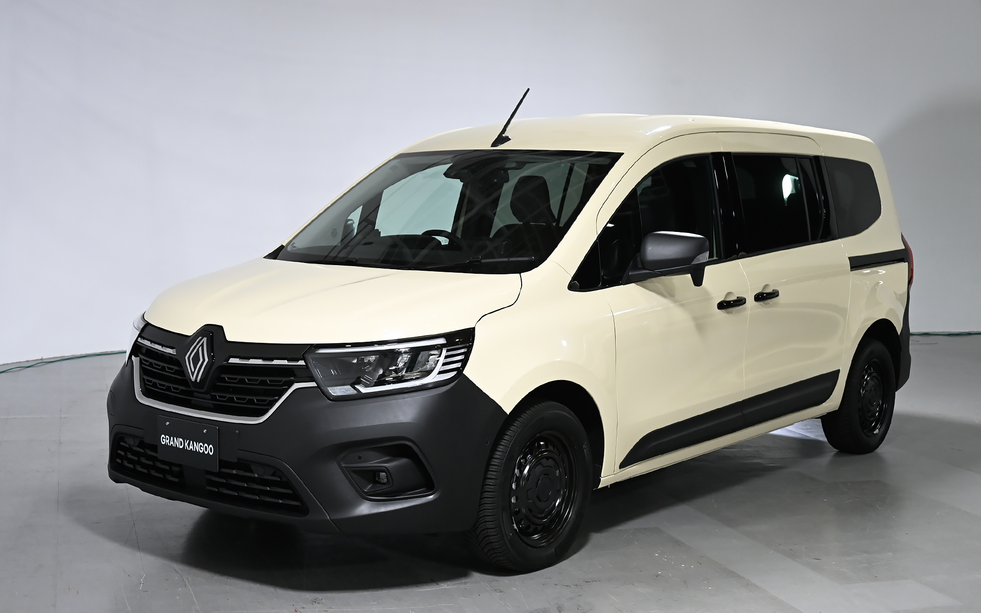 グランカングー クルール。ボディカラーはサハラ砂漠の砂の色をイメージした「ベージュ サハラ」