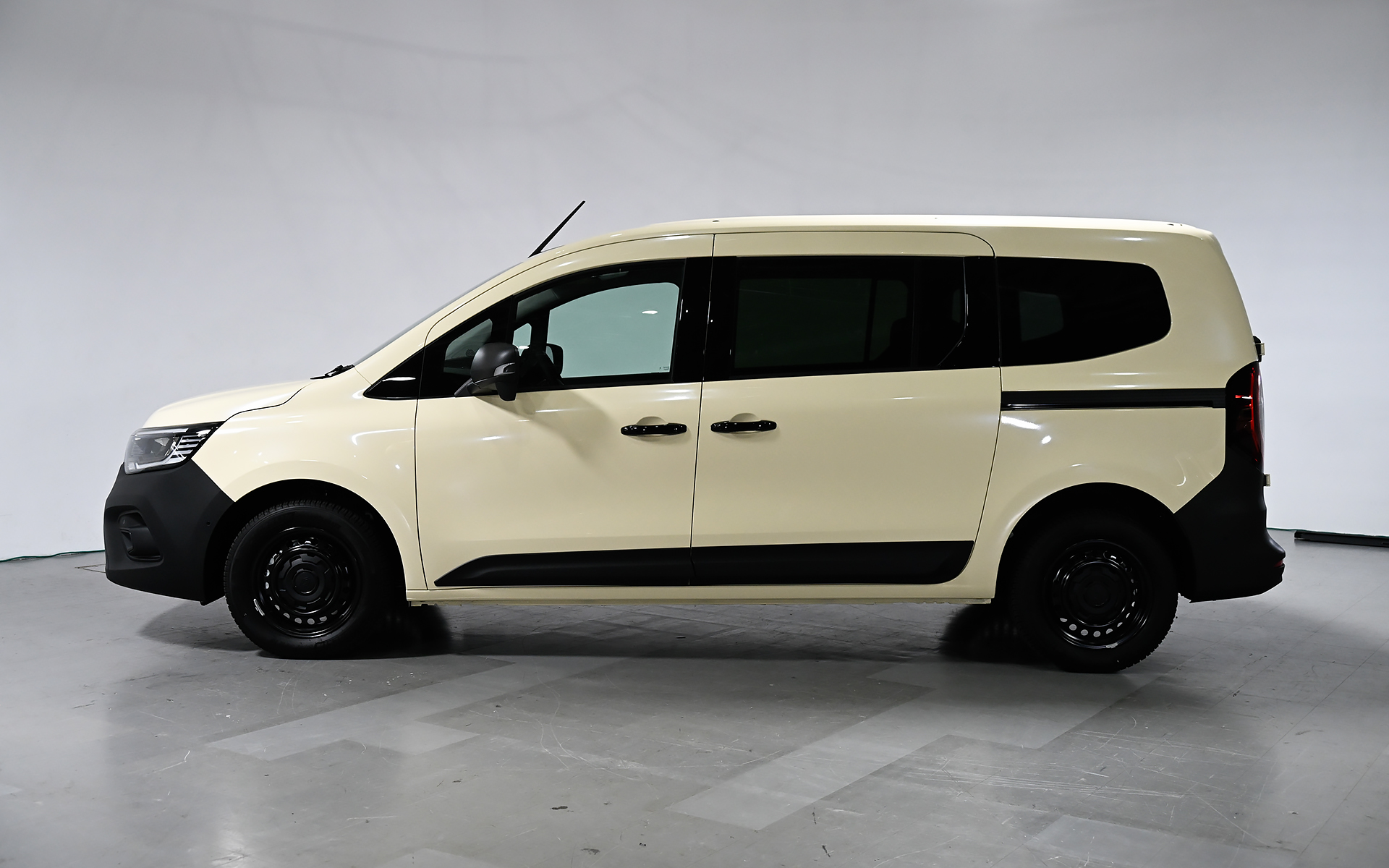 グランカングー クルール。ボディカラーはサハラ砂漠の砂の色をイメージした「ベージュ サハラ」