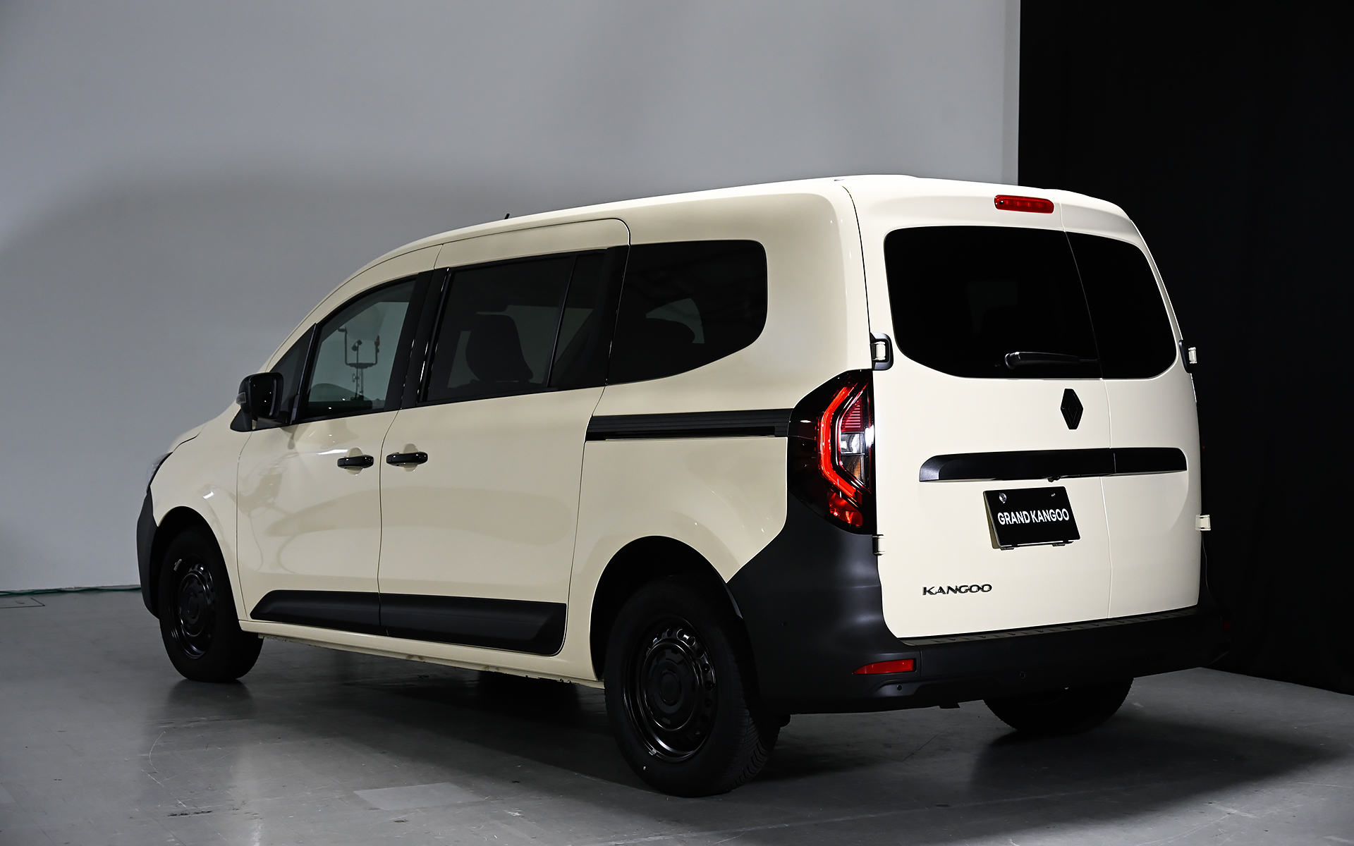 グランカングー クルール。ボディカラーはサハラ砂漠の砂の色をイメージした「ベージュ サハラ」