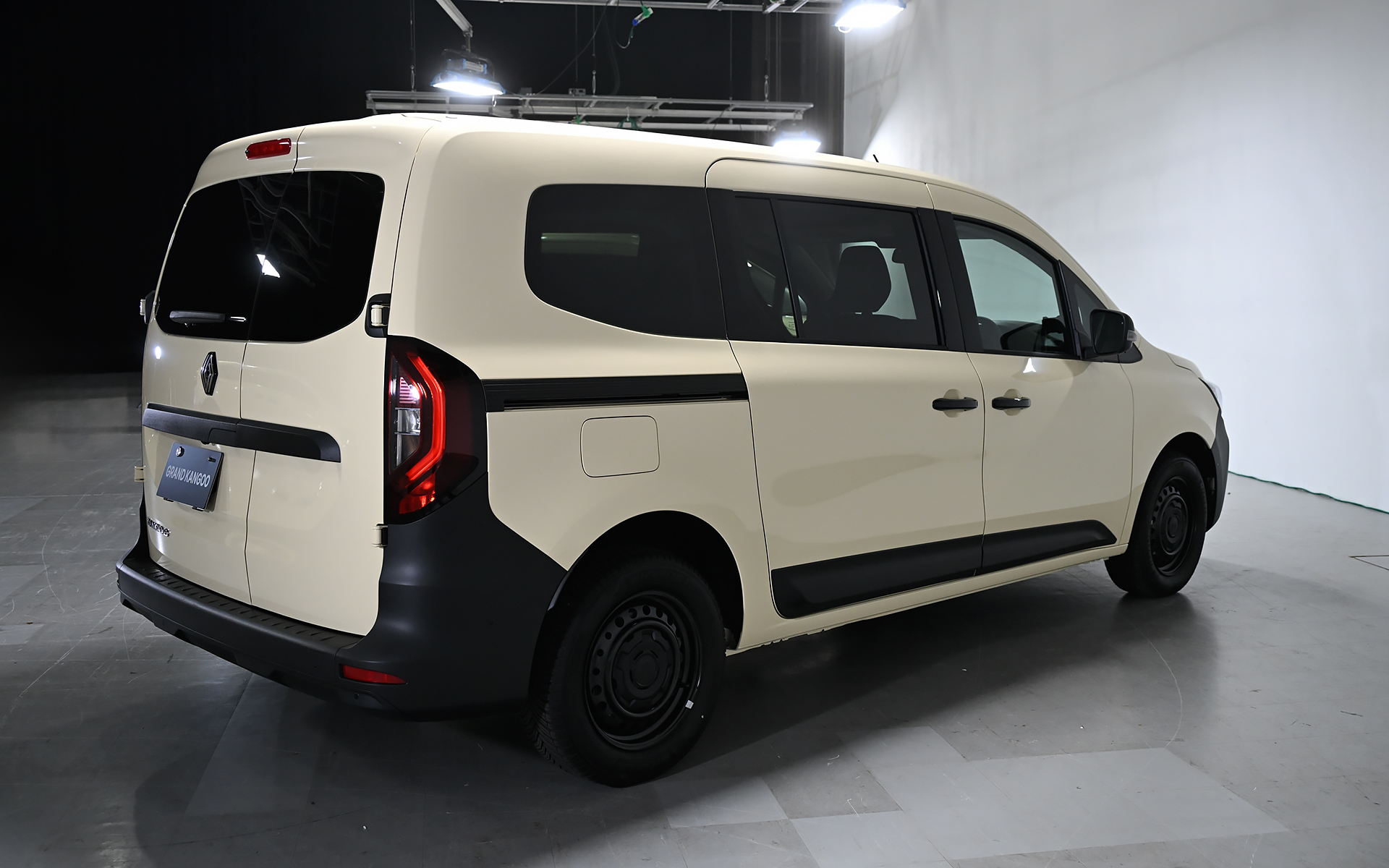 グランカングー クルール。ボディカラーはサハラ砂漠の砂の色をイメージした「ベージュ サハラ」