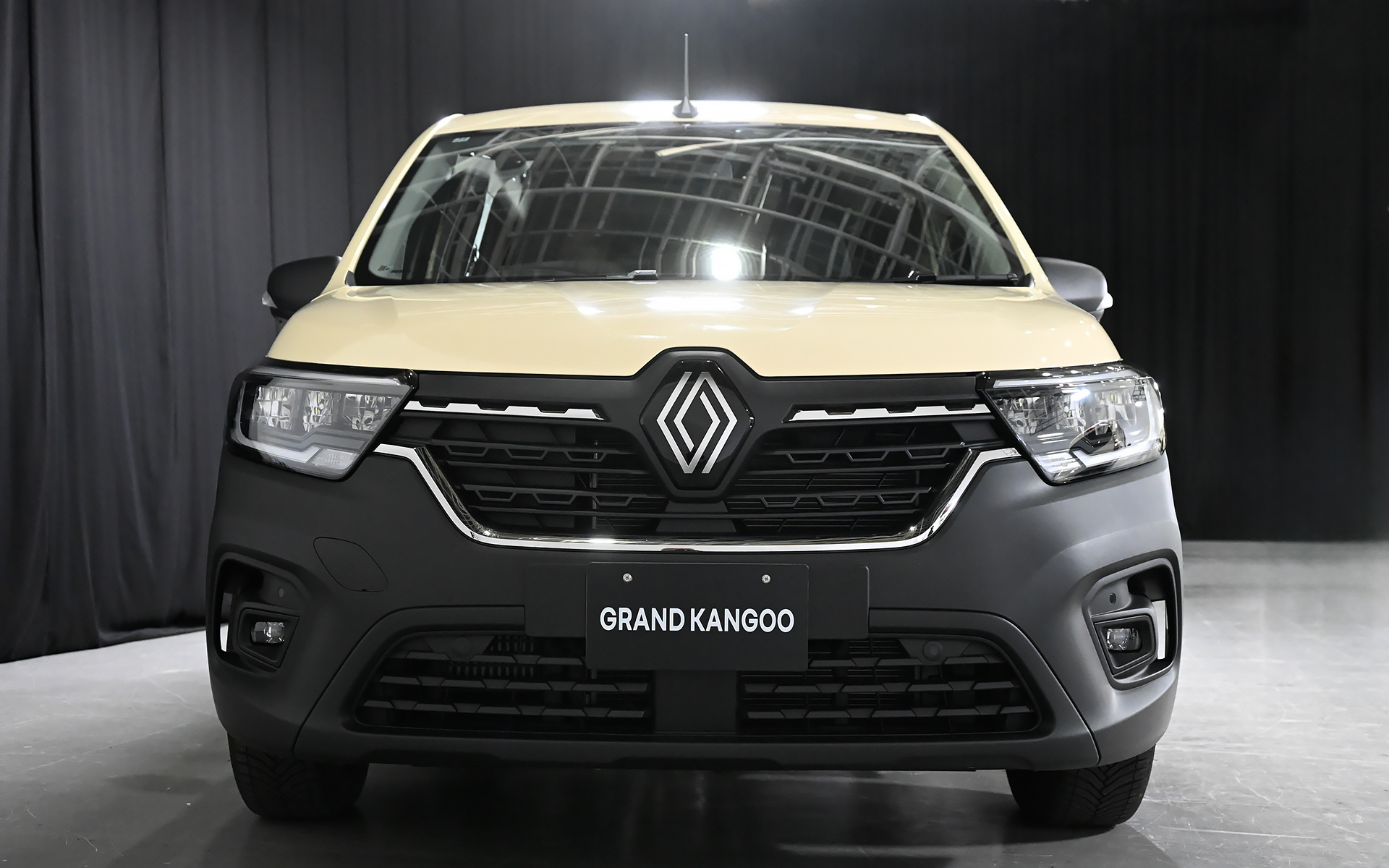 グランカングー クルール。ボディカラーはサハラ砂漠の砂の色をイメージした「ベージュ サハラ」