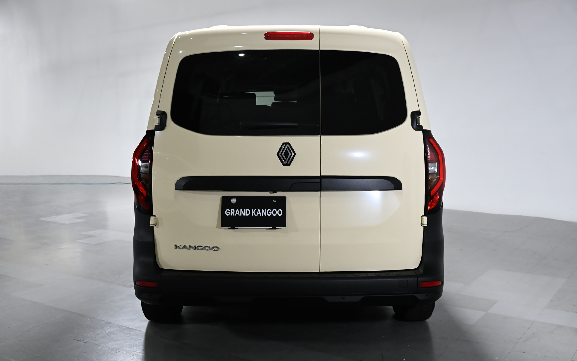 グランカングー クルール。ボディカラーはサハラ砂漠の砂の色をイメージした「ベージュ サハラ」