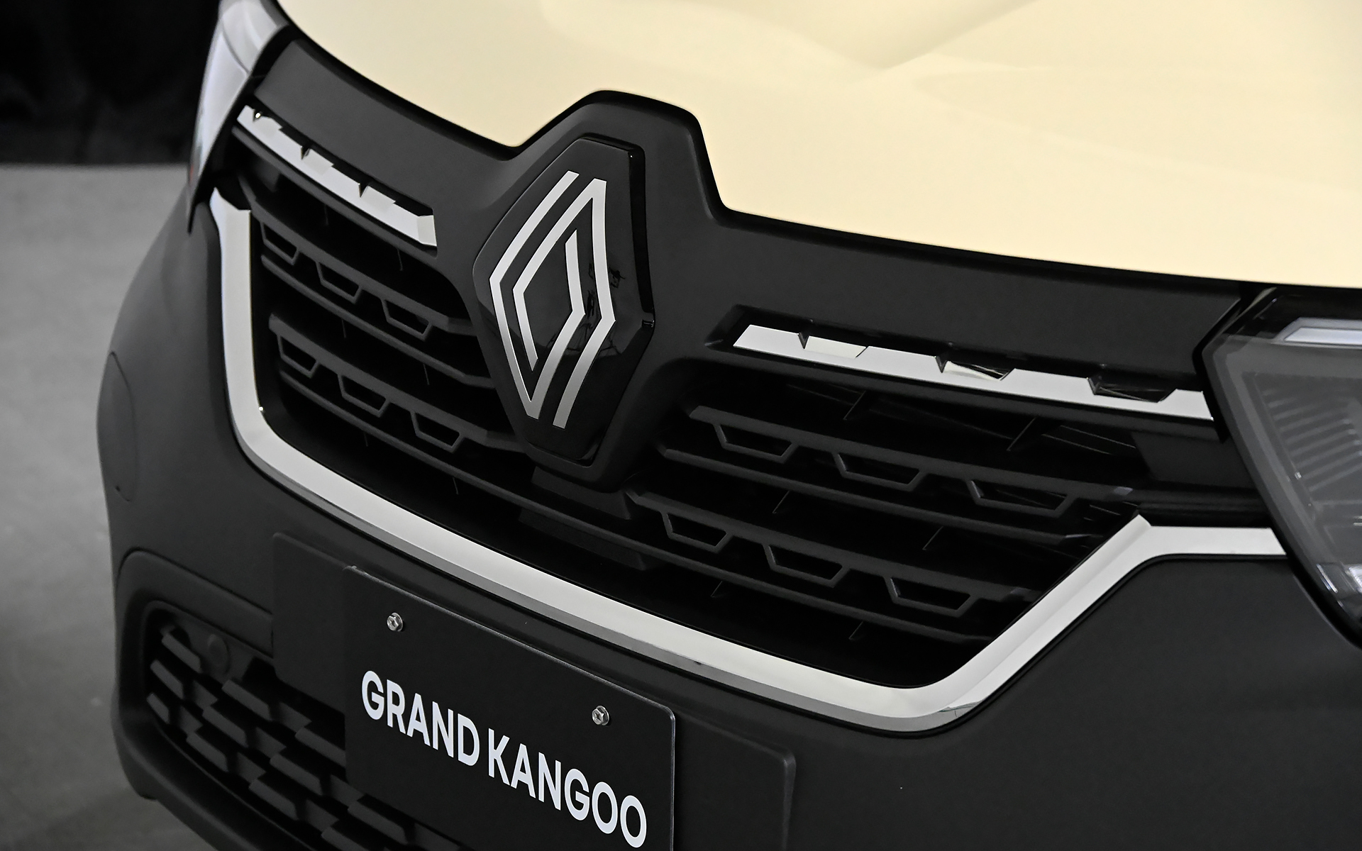 新しいルノーのロサンジュエンブレム