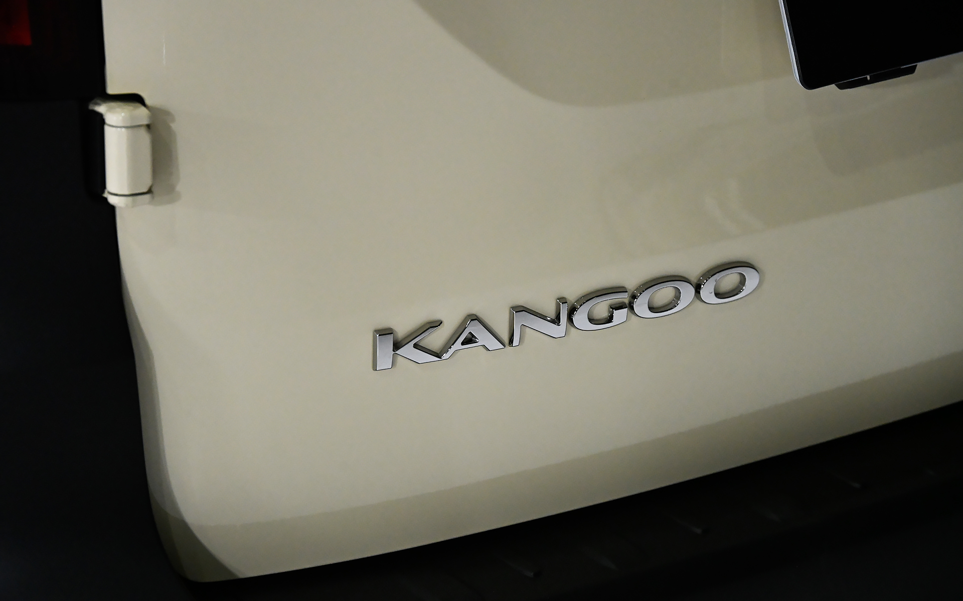 ダブルバックドアに“KANGOO”のエンブレム