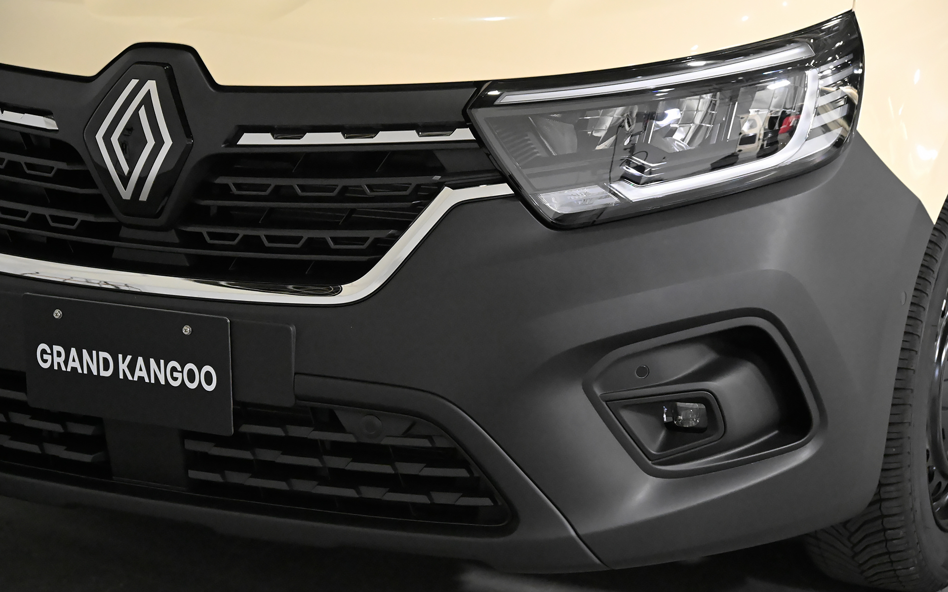 ブラックバンパーやブラックドアミラー、ブラックドアハンドル、ブラックサイドプロテクションモールなど、黒のアクセントパーツを専用装備として装着