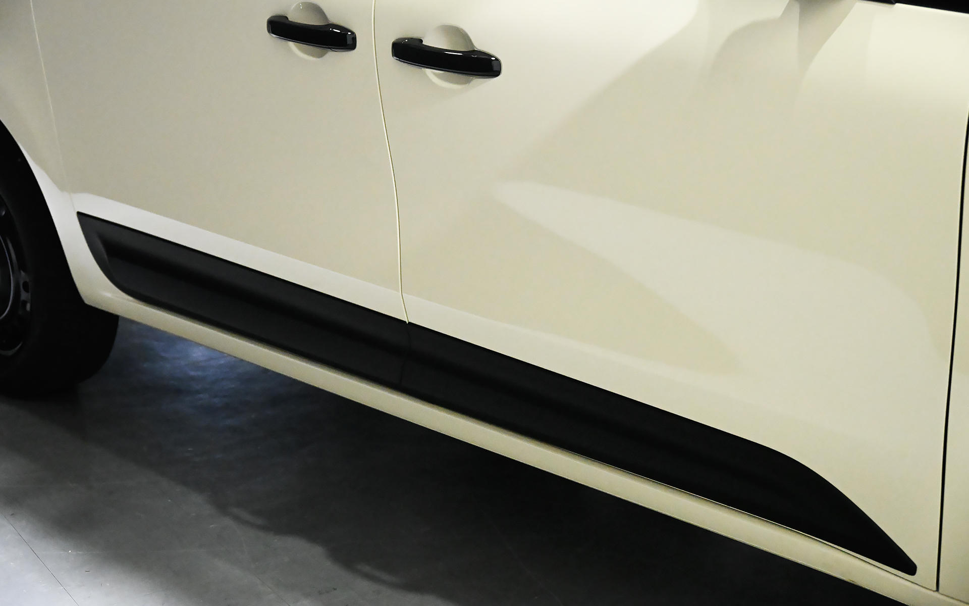 ブラックバンパーやブラックドアミラー、ブラックドアハンドル、ブラックサイドプロテクションモールなど、黒のアクセントパーツを専用装備として装着