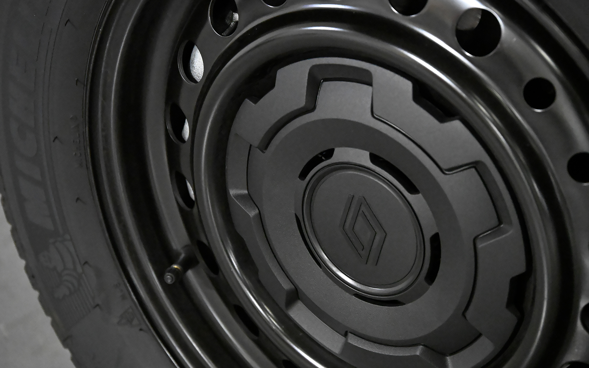 オールシーズンタイヤのミシュラン「クロスクライメート」（205/60R16）と16インチスチールホイール＋ホイールカバー（フルキャップ）はグランカングー クルールの特別装備