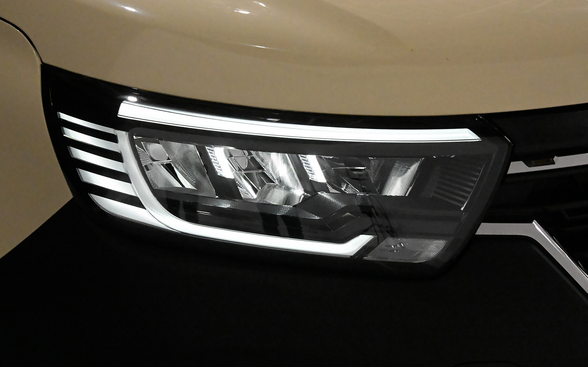 LEDヘッドライトの点灯パターンとフォグランプの点灯状態