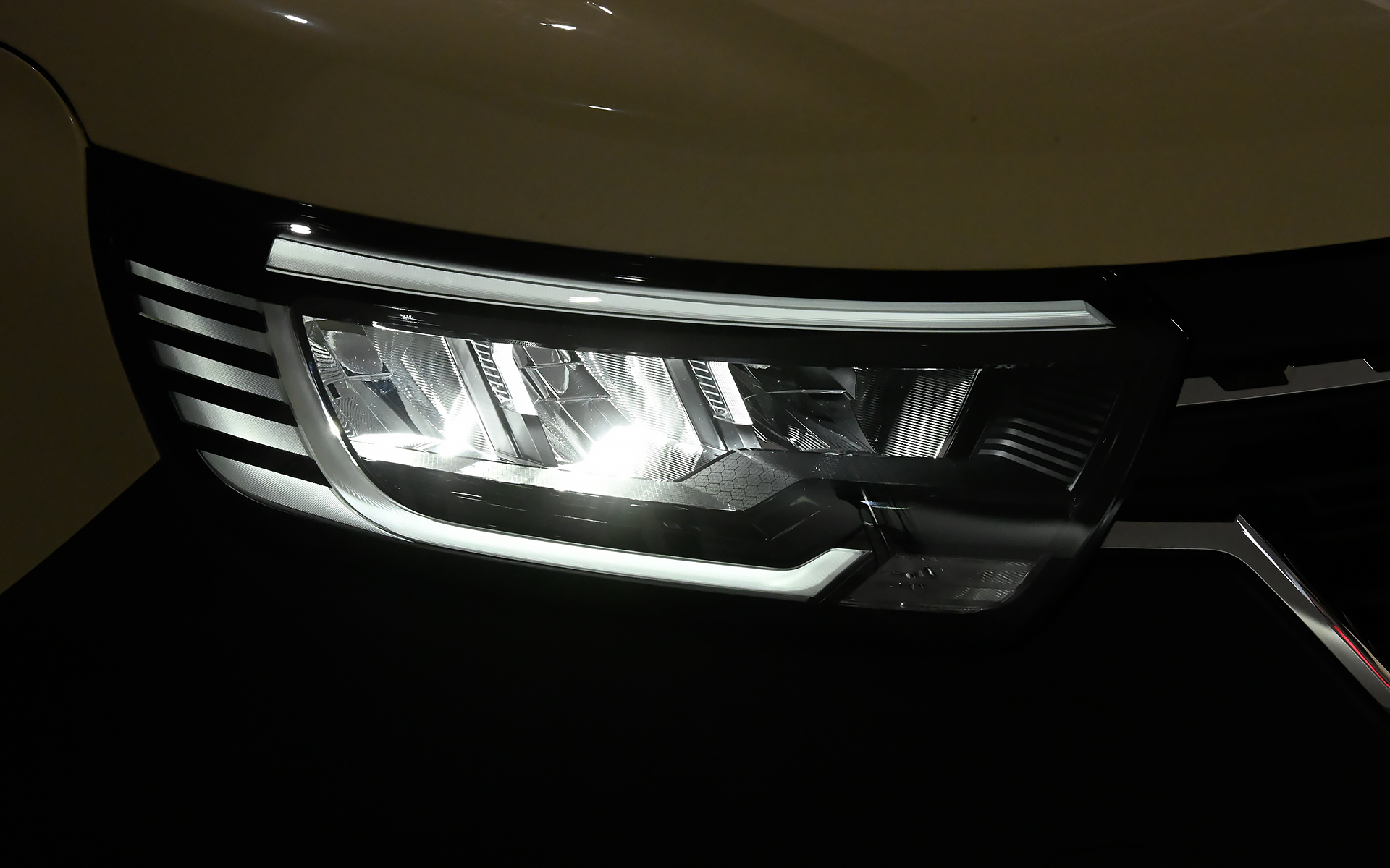 LEDヘッドライトの点灯パターンとフォグランプの点灯状態