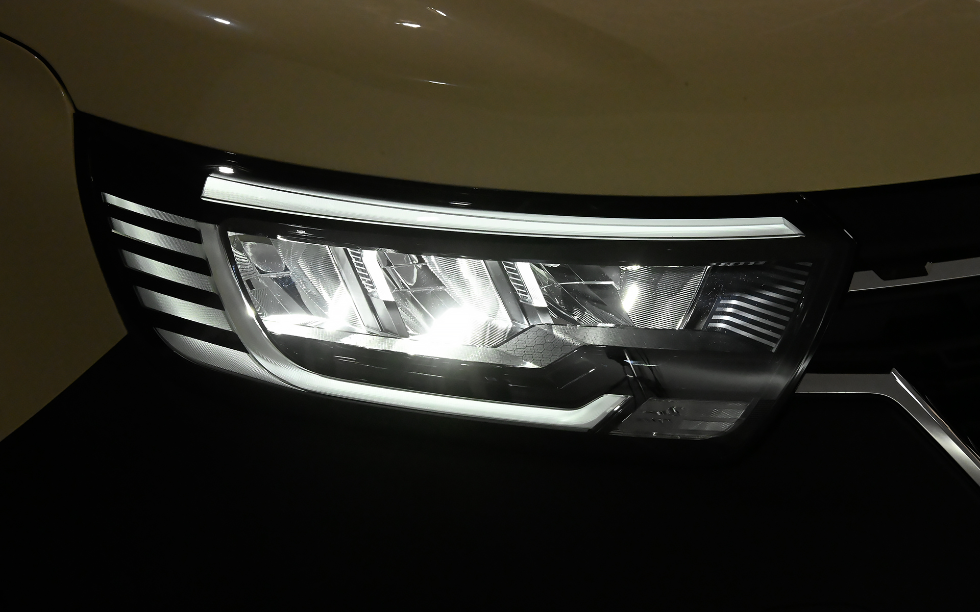 LEDヘッドライトの点灯パターンとフォグランプの点灯状態