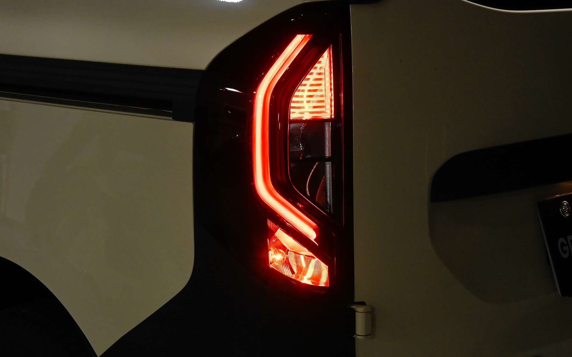 リアフォグランプを含むリアLEDランプの点灯パターン