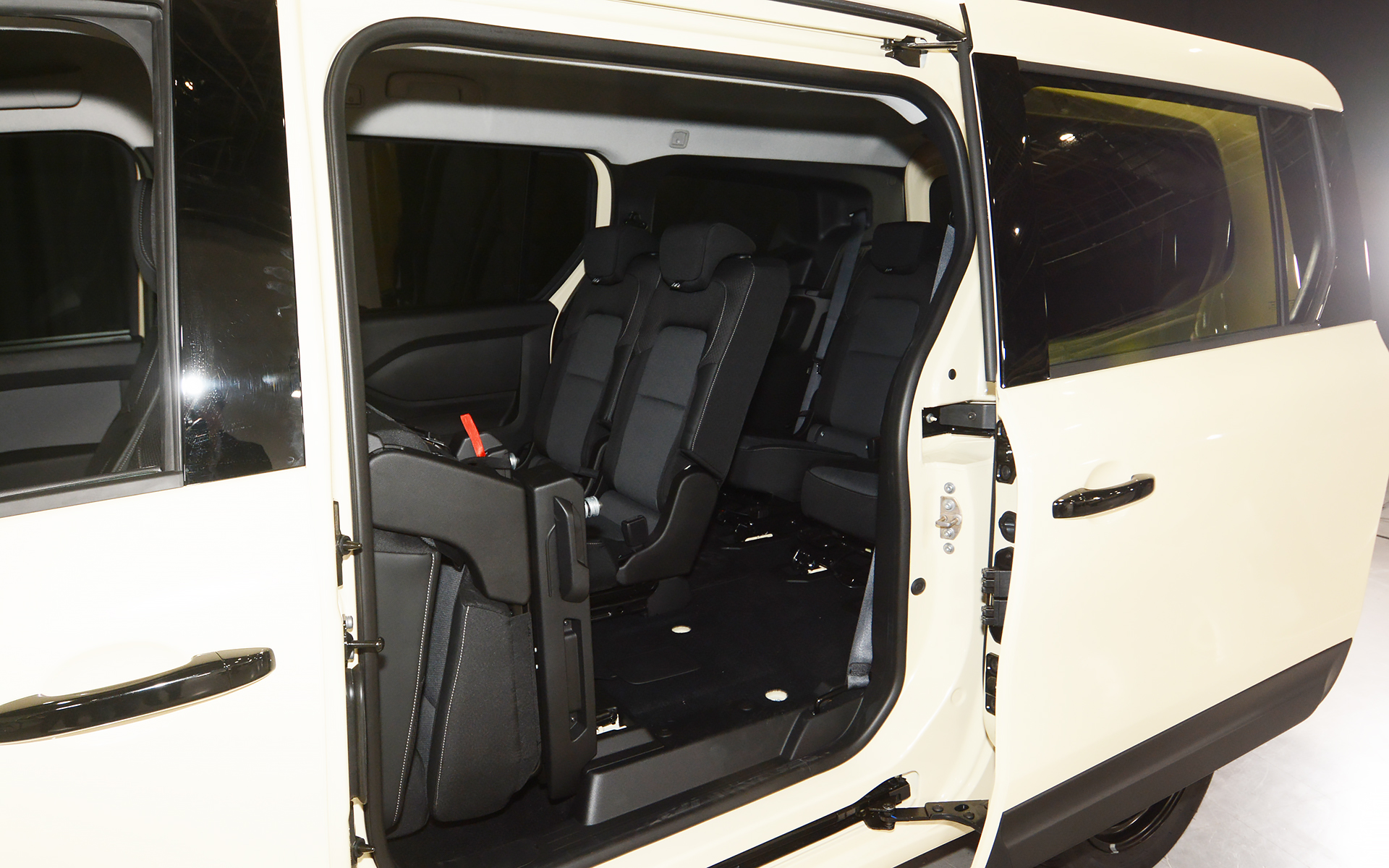 2列目シートは前倒しできるため、3列目の乗り降りがしやすい