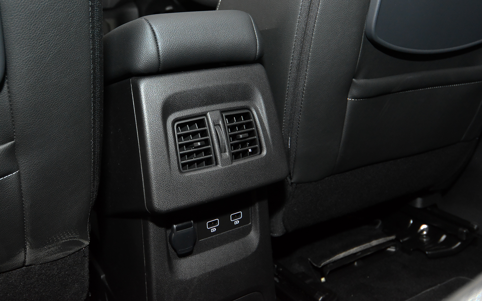 センターコンソールの背面にはエアコンの吹き出し口とアクセサリーソケット、USBポートが配置される