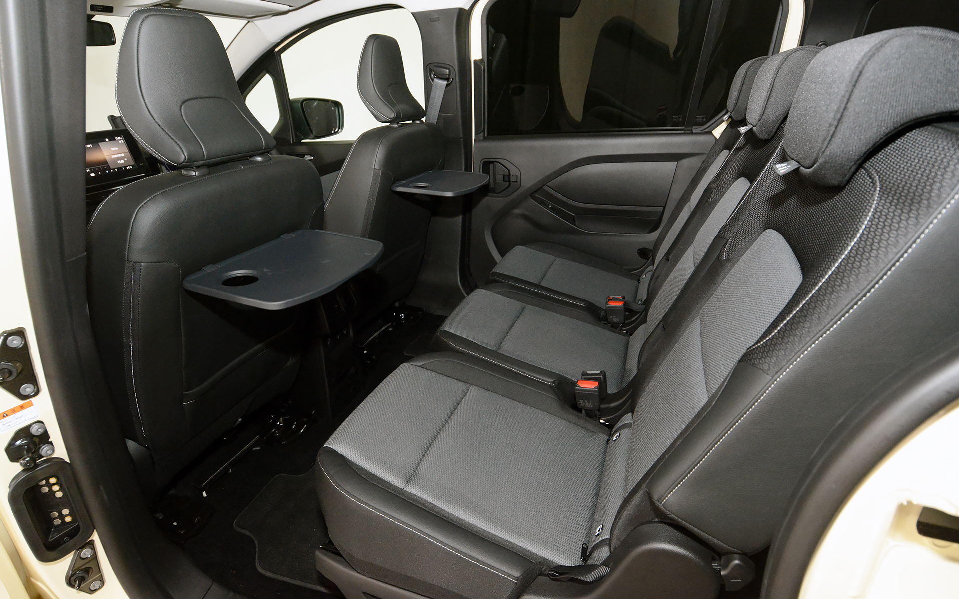 フロントシートバックテーブルはカングーから引き継がれている装備