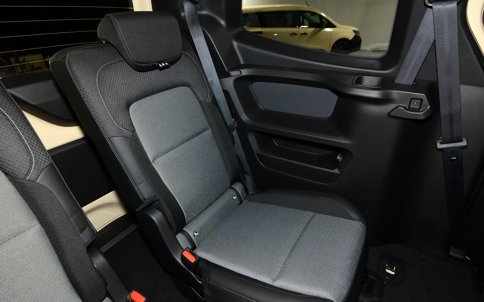 3列目も快適に過ごせるよう、ドリンクホルダーや収納スペースが設けられている