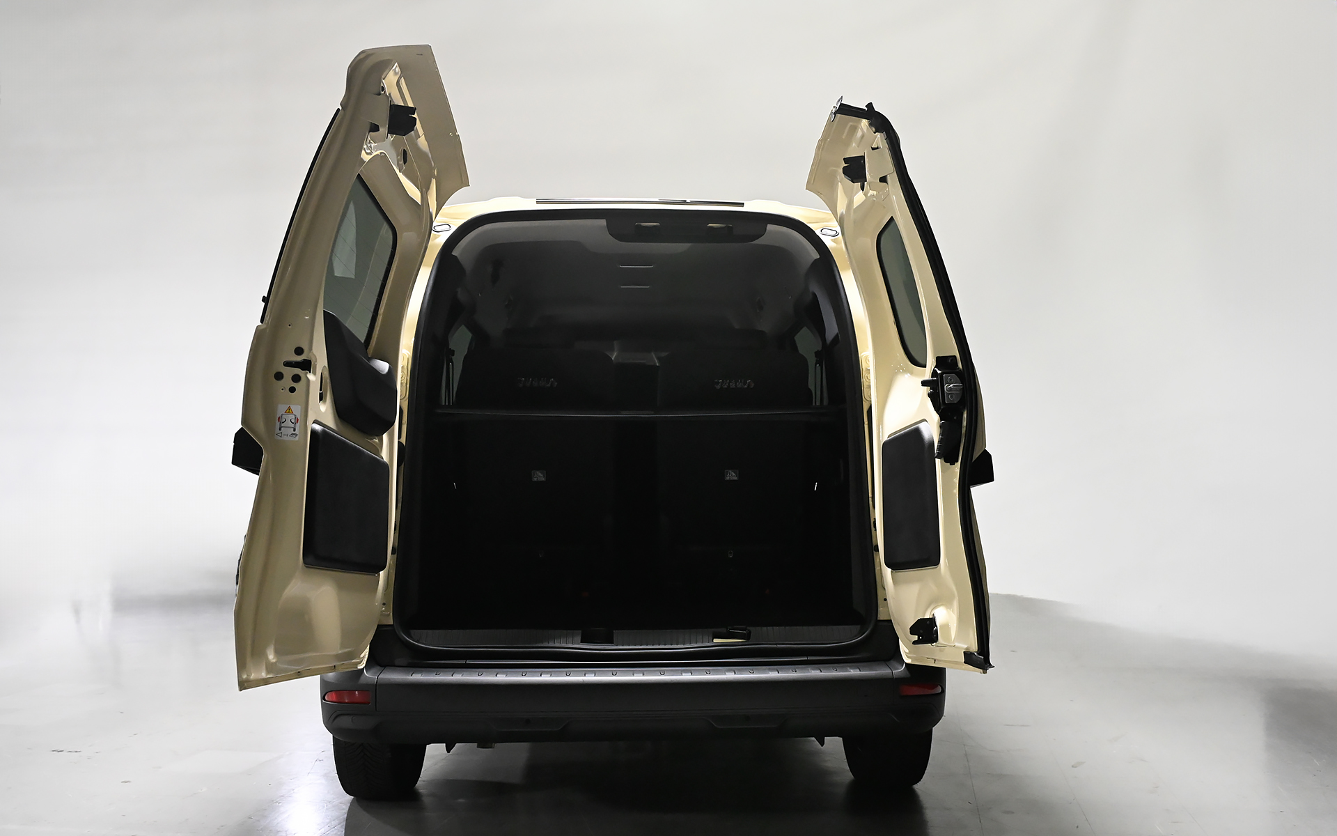 ダブルバックドアは90度、180度の2段階で開く