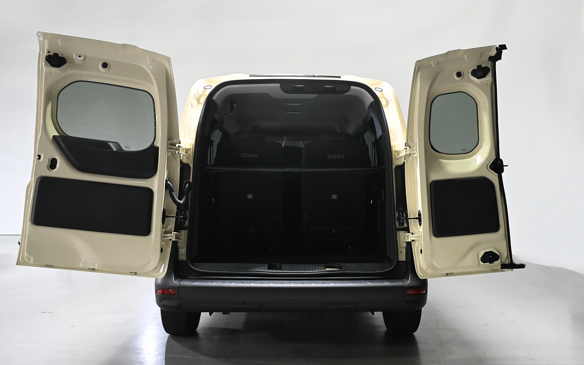 ダブルバックドアは90度、180度の2段階で開く