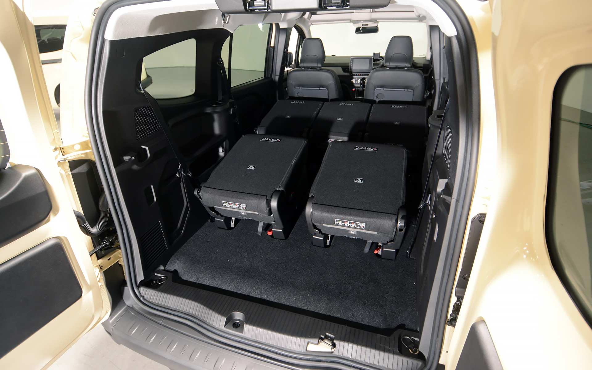 荷室はシートバックを倒すだけでなく、取り外すことで最大3050Lまで拡大できる