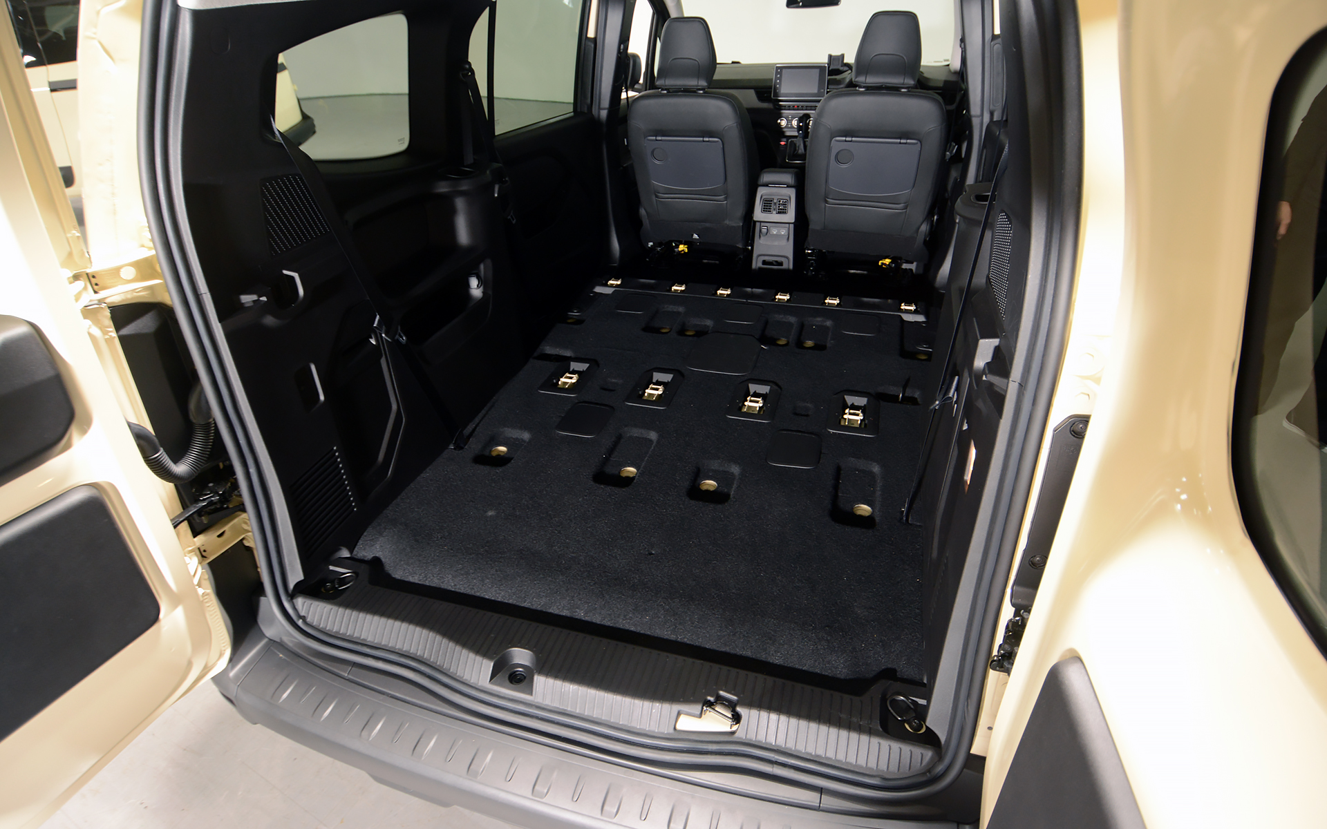 荷室はシートバックを倒すだけでなく、取り外すことで最大3050Lまで拡大できる