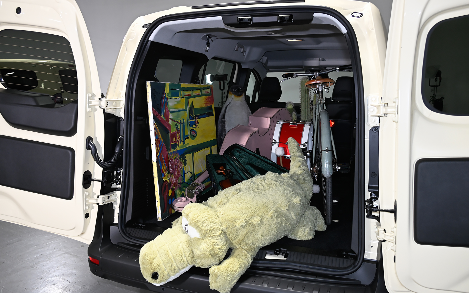 荷室はシートバックを倒すだけでなく、取り外すことで最大3050Lまで拡大できる