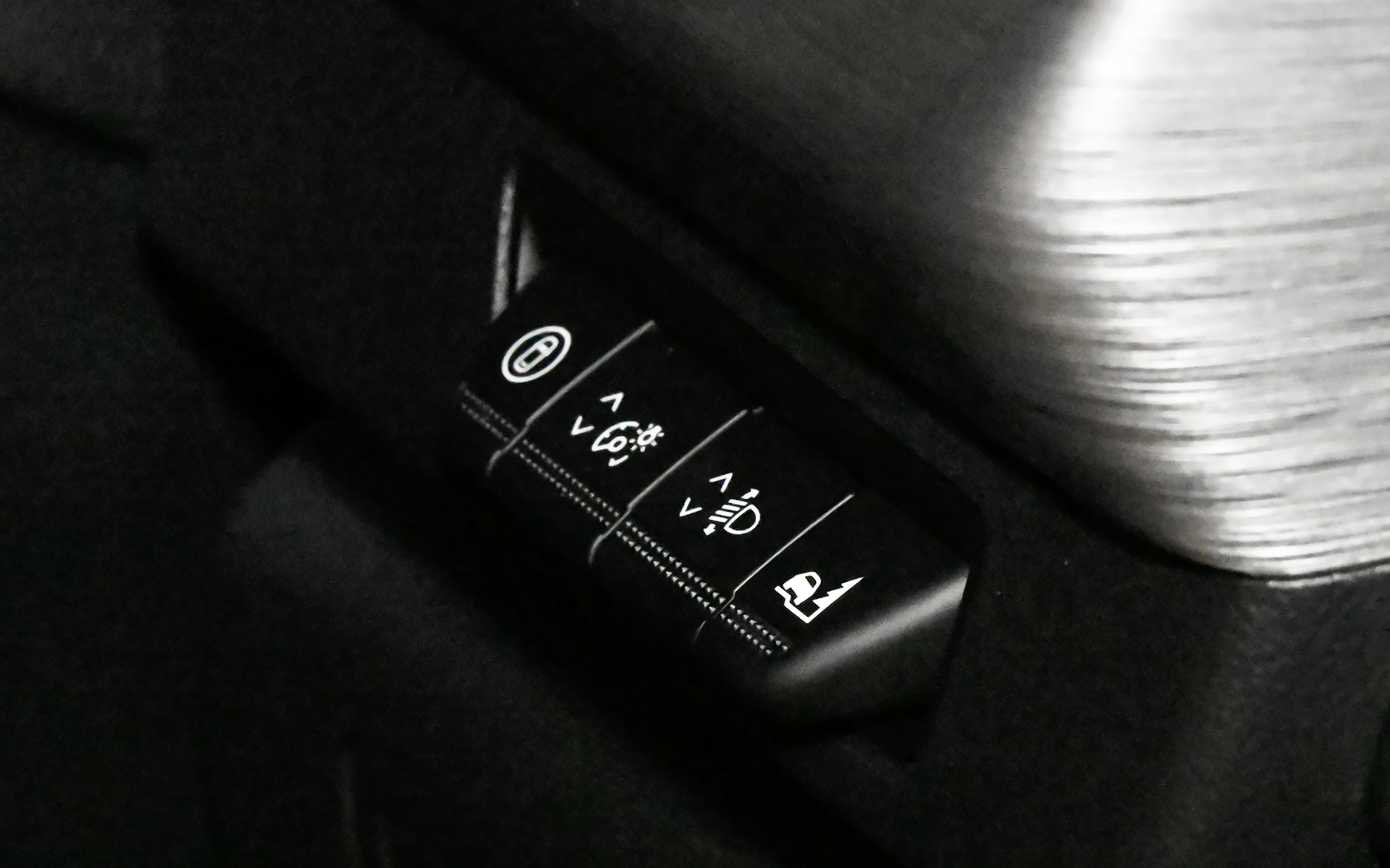 ステアリングの右側パネルにエクステンデッドグリップなどのスイッチを配置