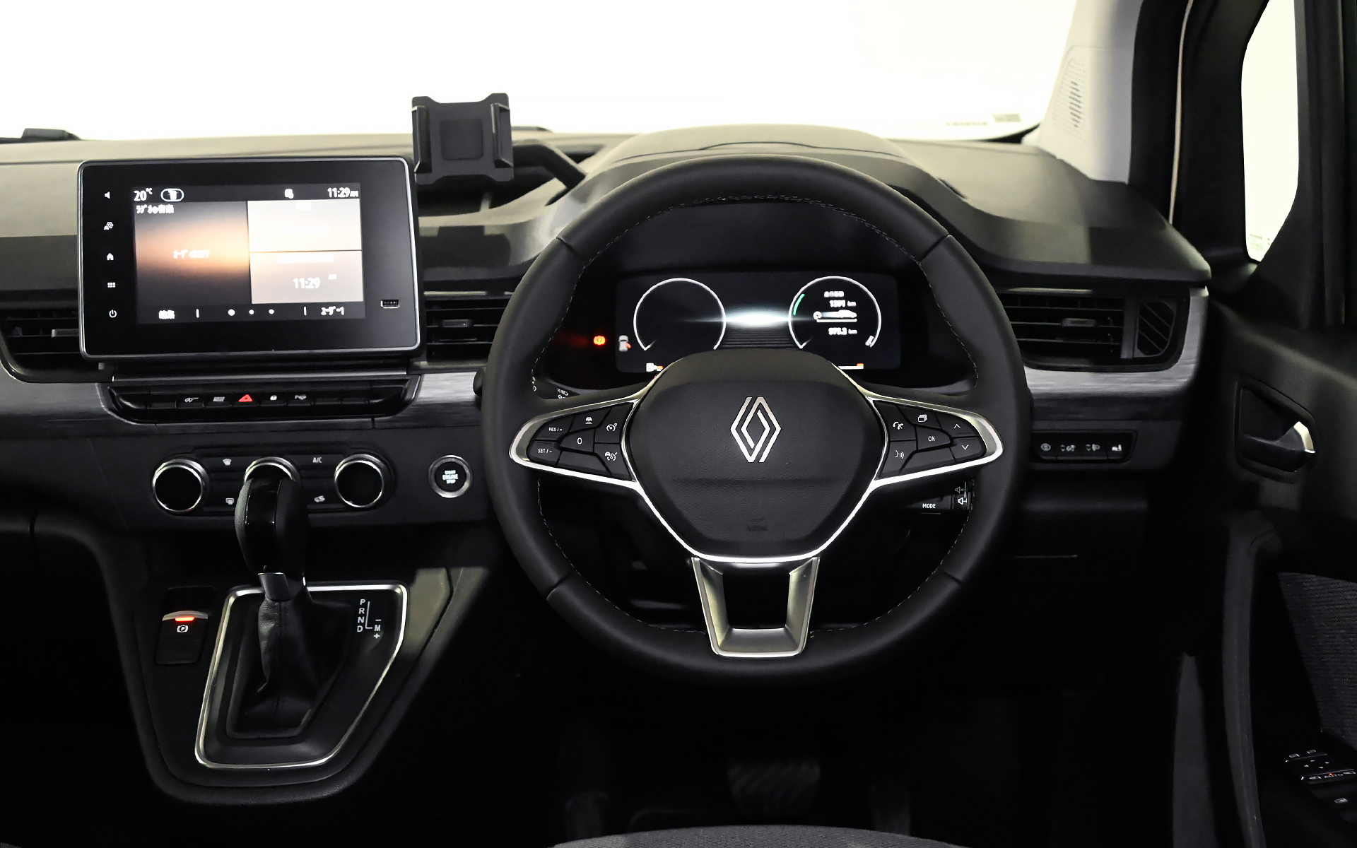 ステアリング左スポークにACC（アダプティブクルーズコントロール）のスイッチを配置する