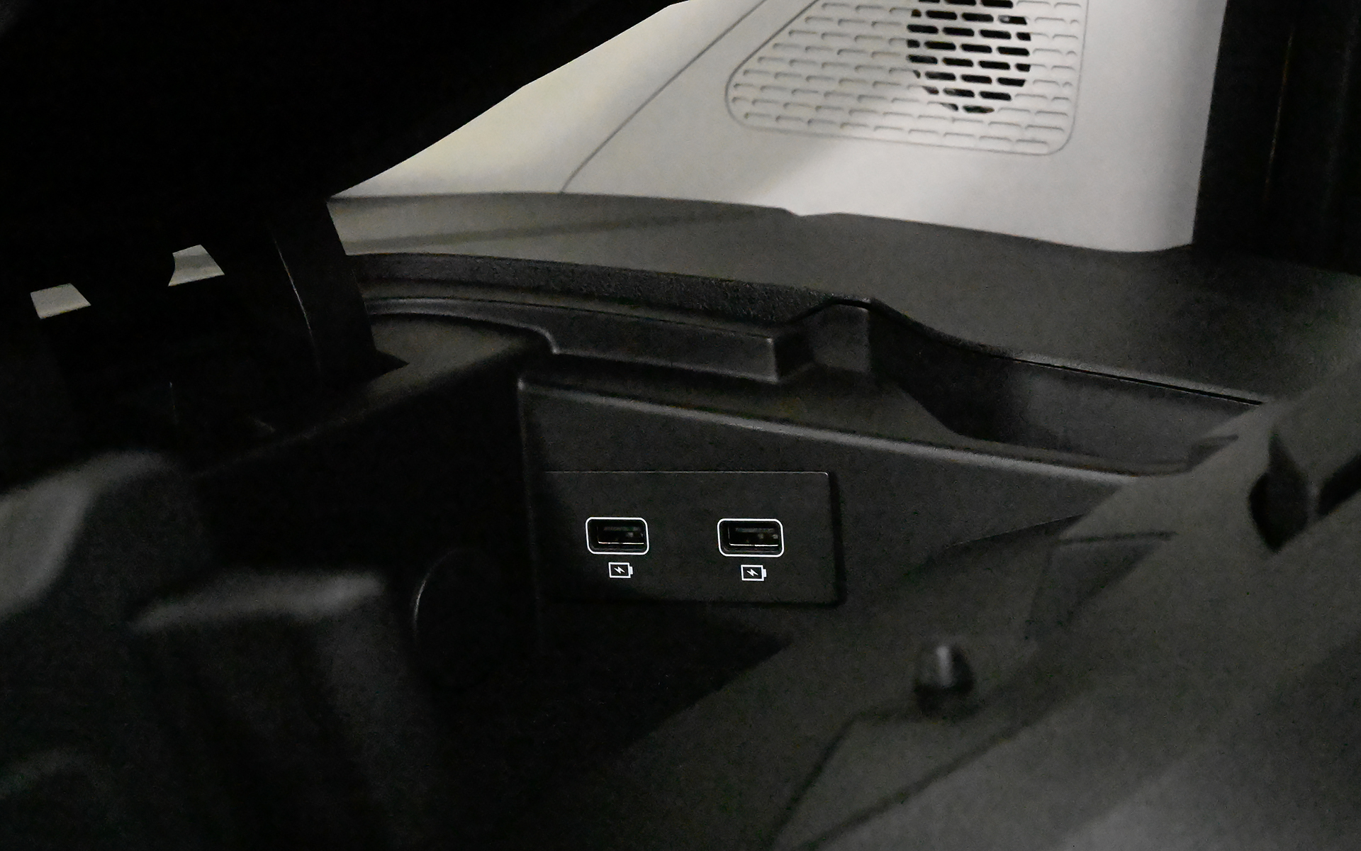 深さのあるインストゥルメントアッパーボックスにはUSBポートが付く