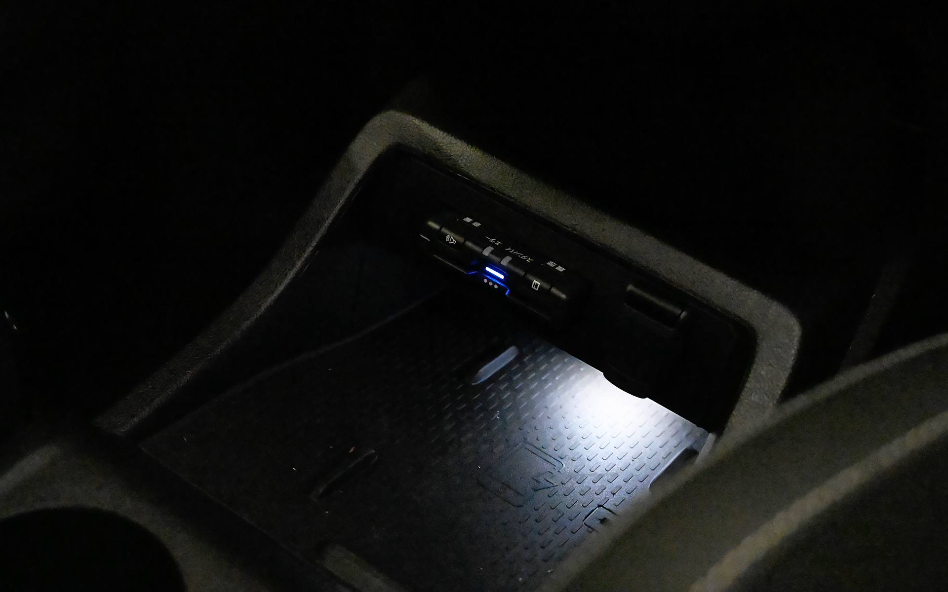 センターコンソールにワイヤレスチャージャーを配置