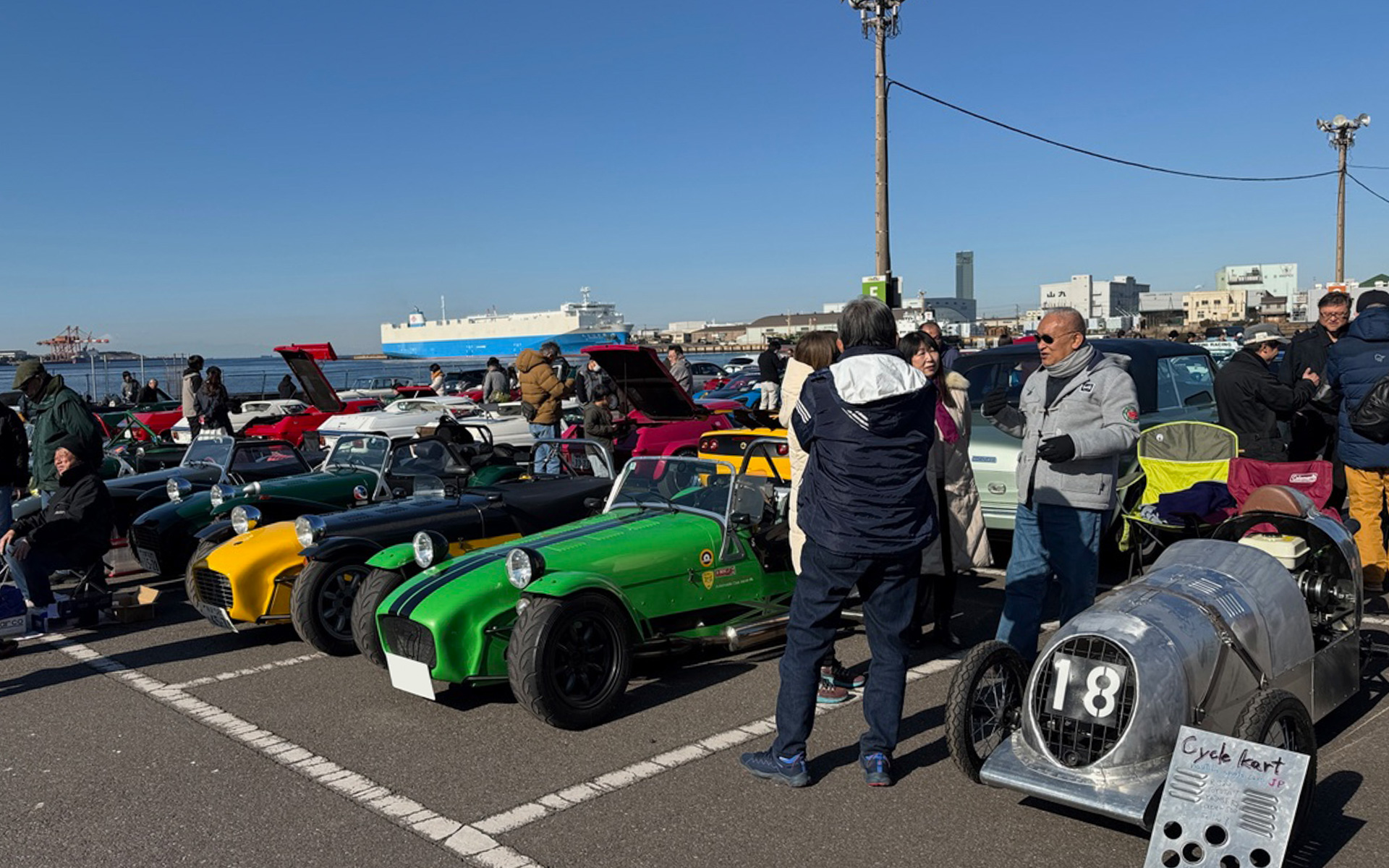 東京湾を背景に、ズラリ希少車たちが大集結した「Tipoニューイヤーミーティング　with チャオ！フェストリコ2026」。朝からあっちこっちでクルマ談義に花が咲いています