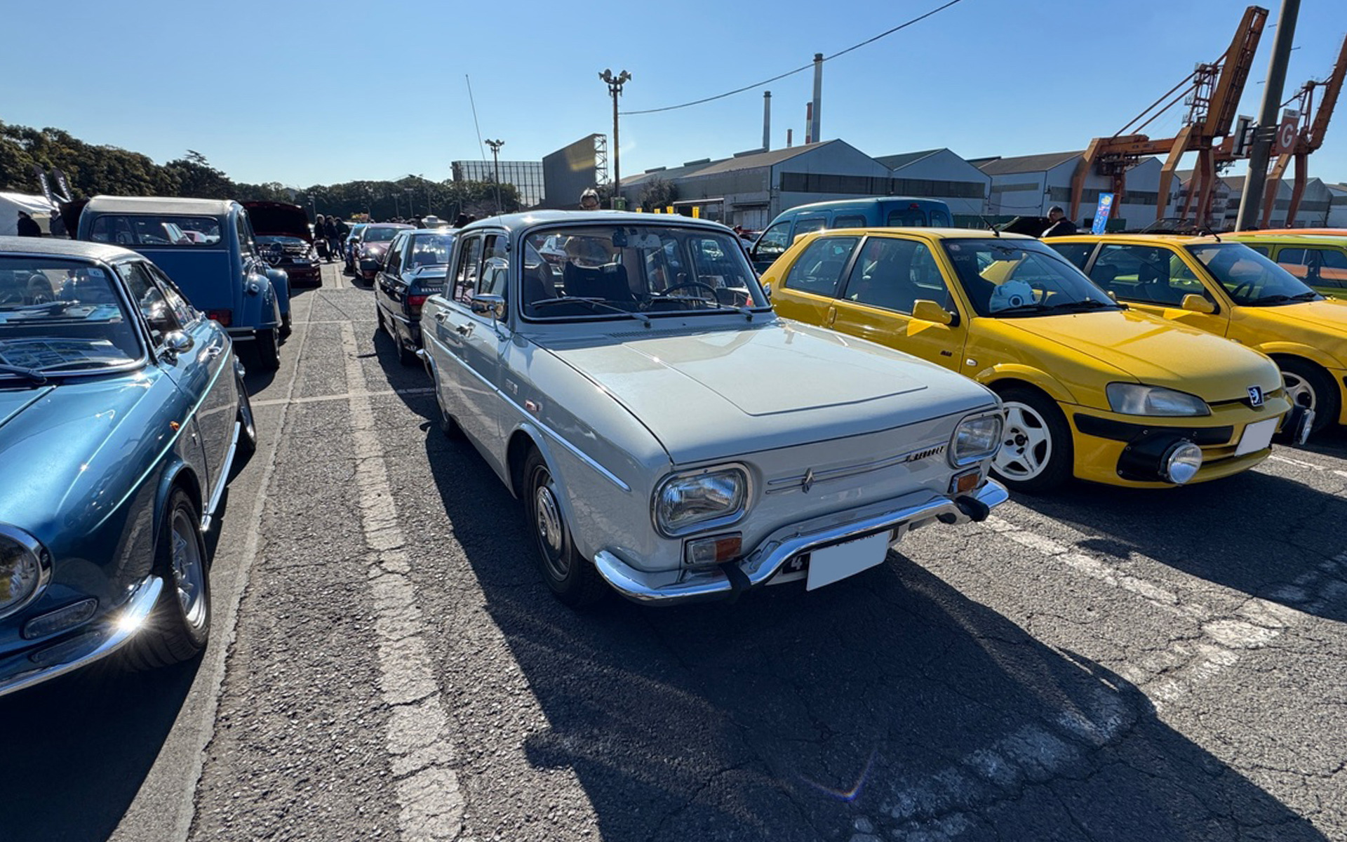 参加車の中から1台、Tipo賞をあげたいクルマを選んでと言われ、もう悩んだ悩んだ（笑）。今回は小さなお子さまと一緒にご家族で参加してくださっていた、この素敵なルノー10に決めました
