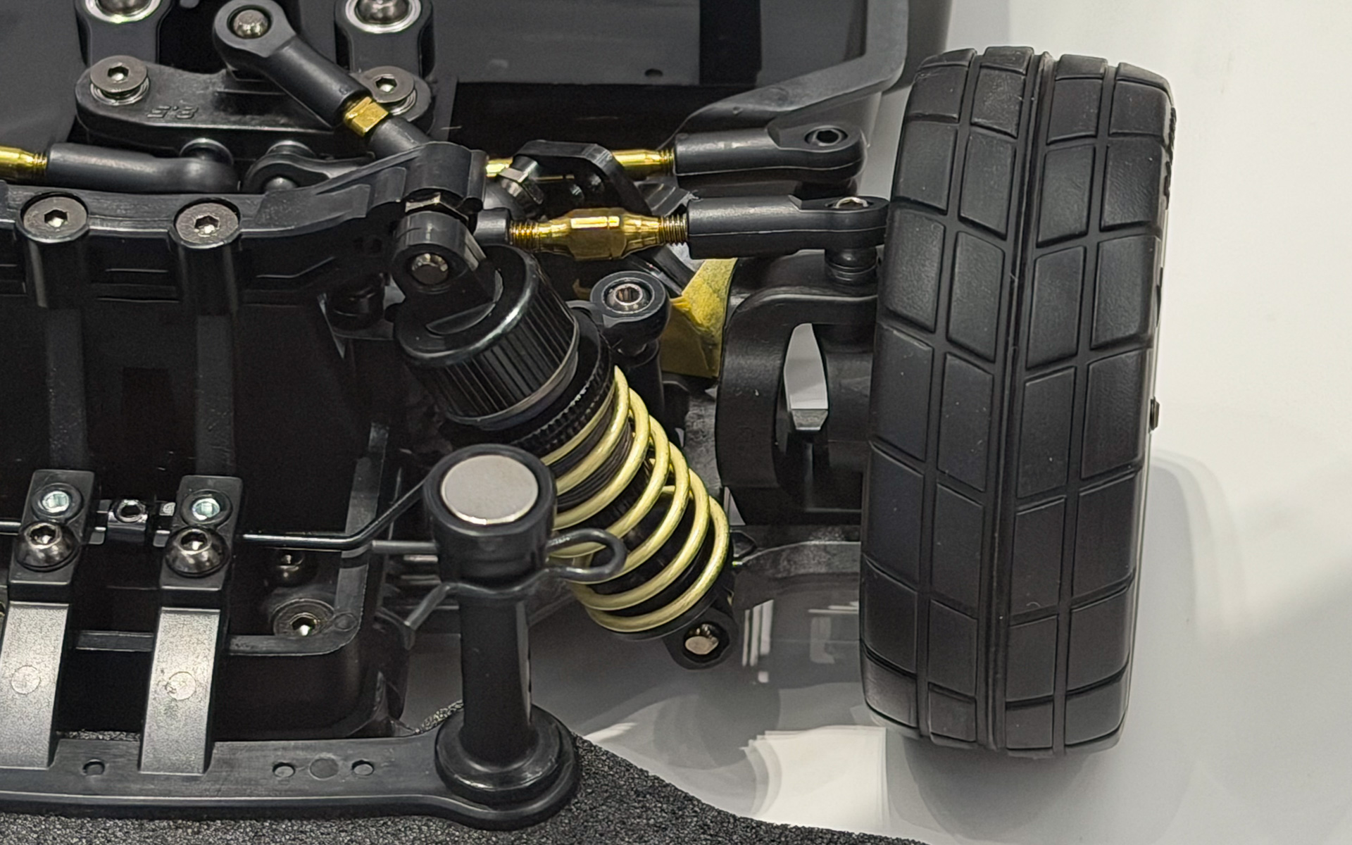 フロントサスペンションはダブルウィッシュボーン