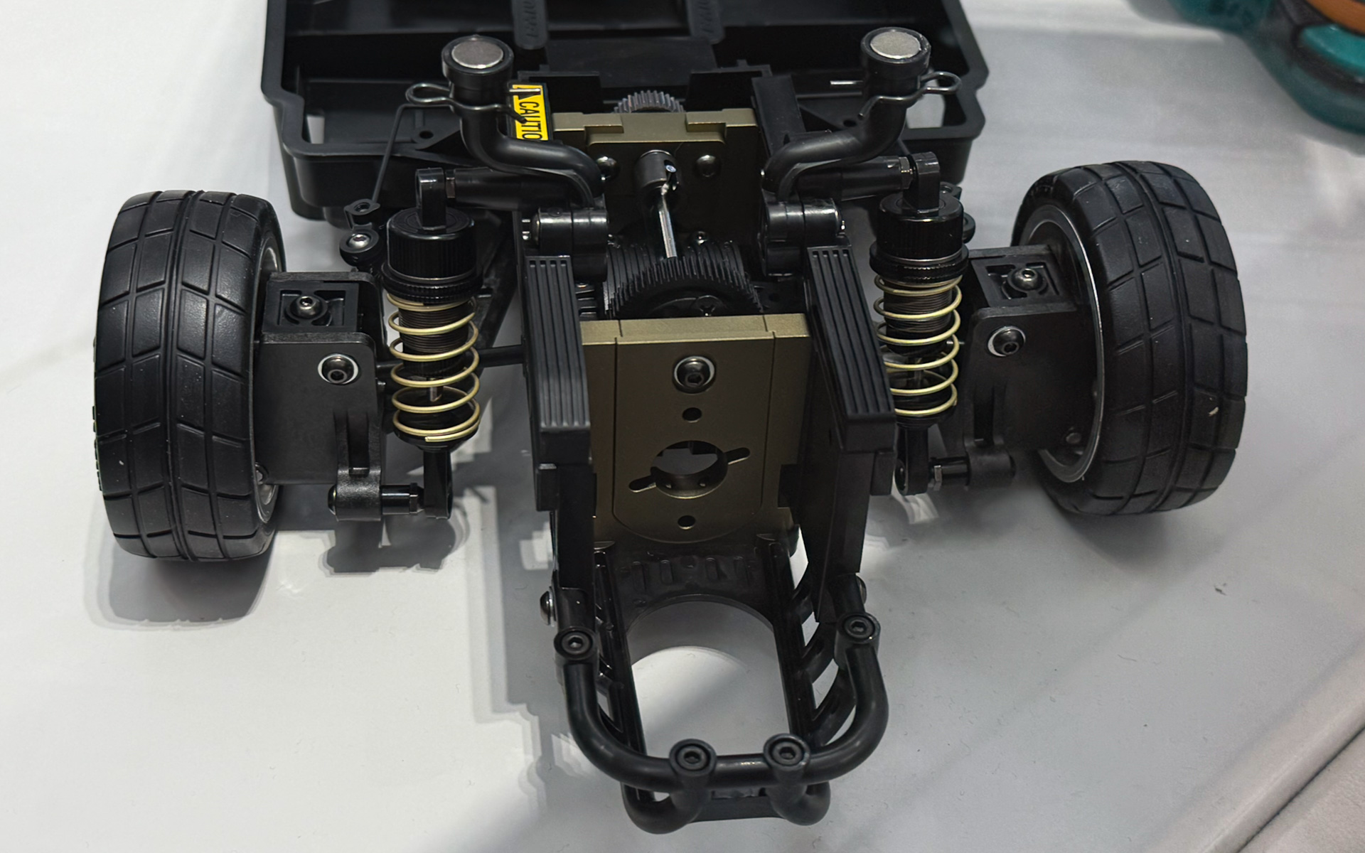 モーターはリア車軸後方に配置。そのためのデフ機構も専用開発されている