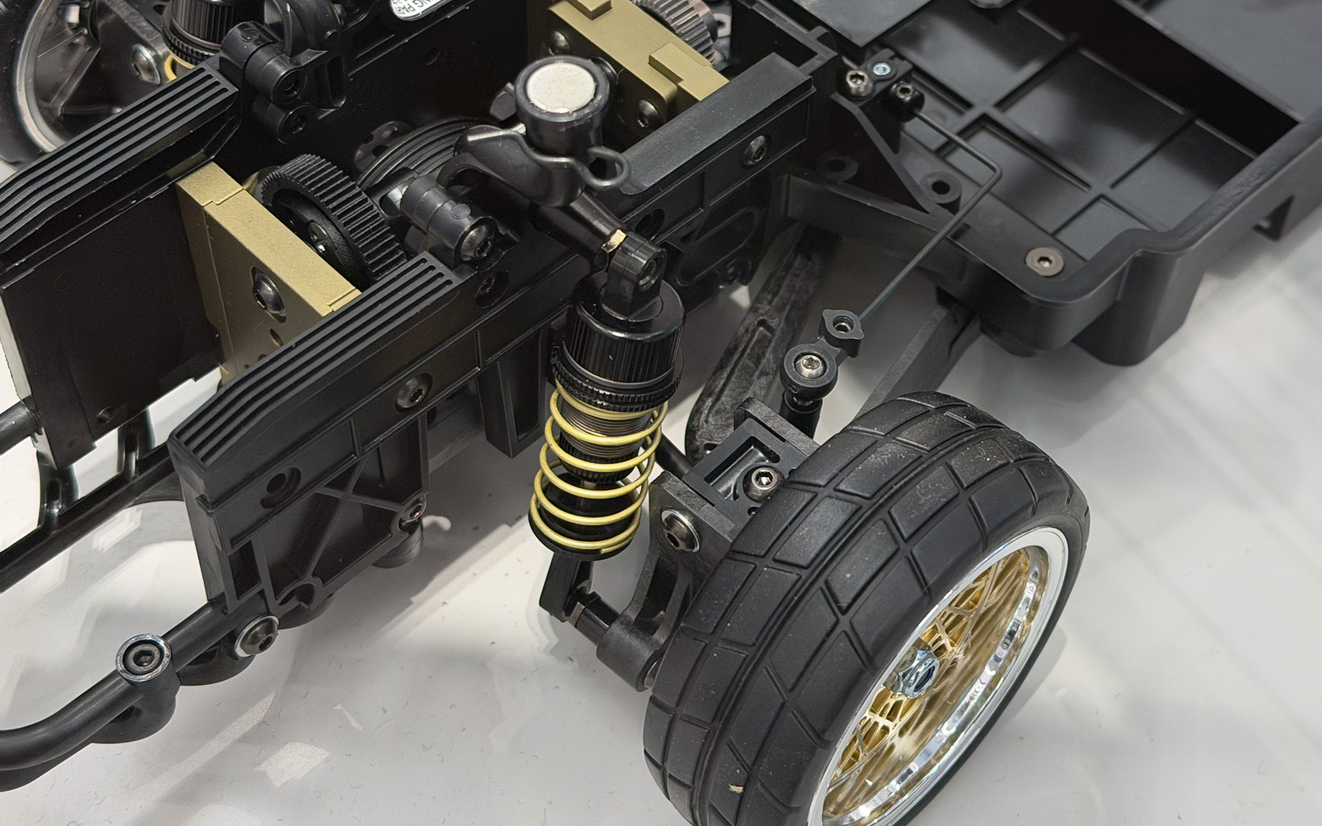 リアサスペンションも専用開発のトレーリングアーム式