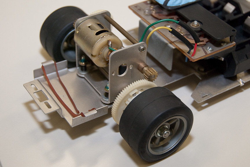 リア車軸まわり。デフギヤを装備しており、このデフギヤによってクルマの曲がる仕組みを体感として理解した人もいるのではないだろうか？